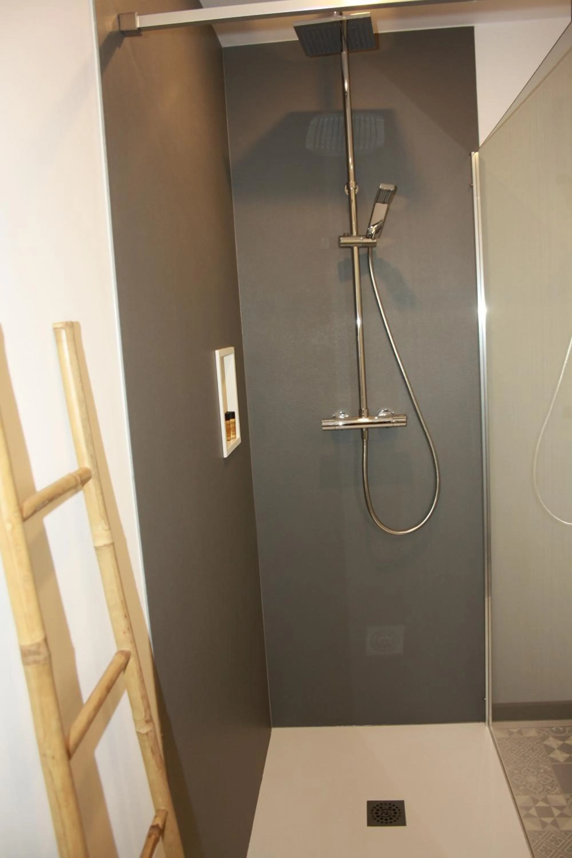 Shower in Logis Hôtel Sea View