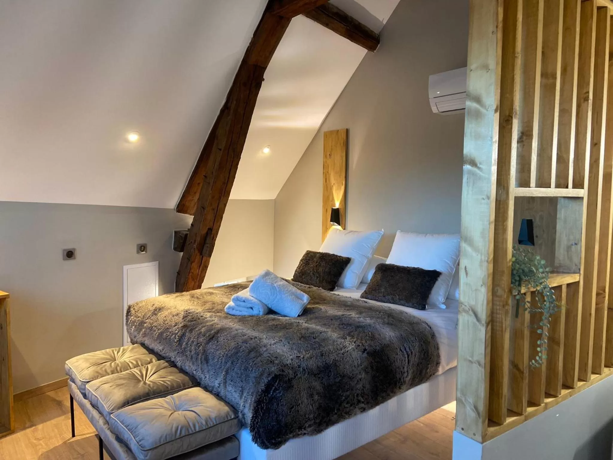 Photo of the whole room, Bed in LA TOUR YVELINE