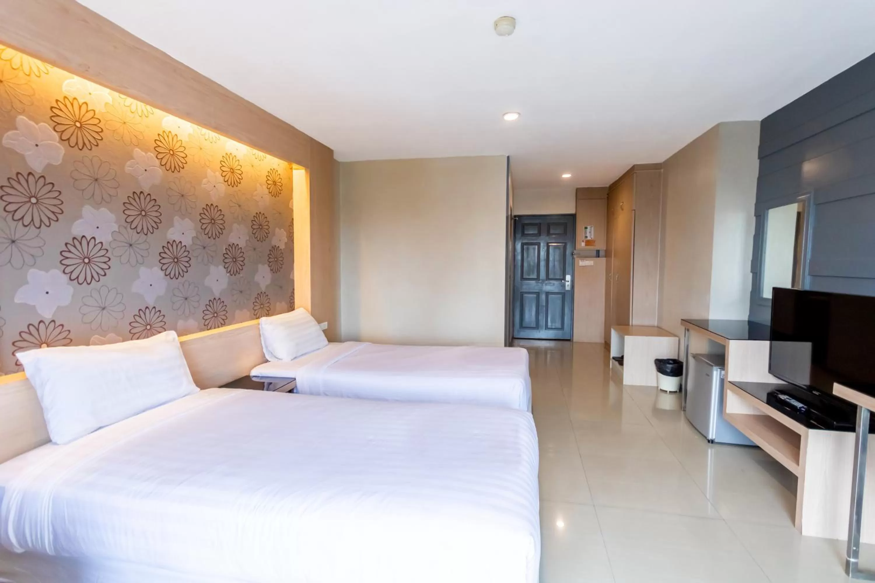 Modern Twin Room in Avana Hotel and Convention Centre SHA Extra Plus