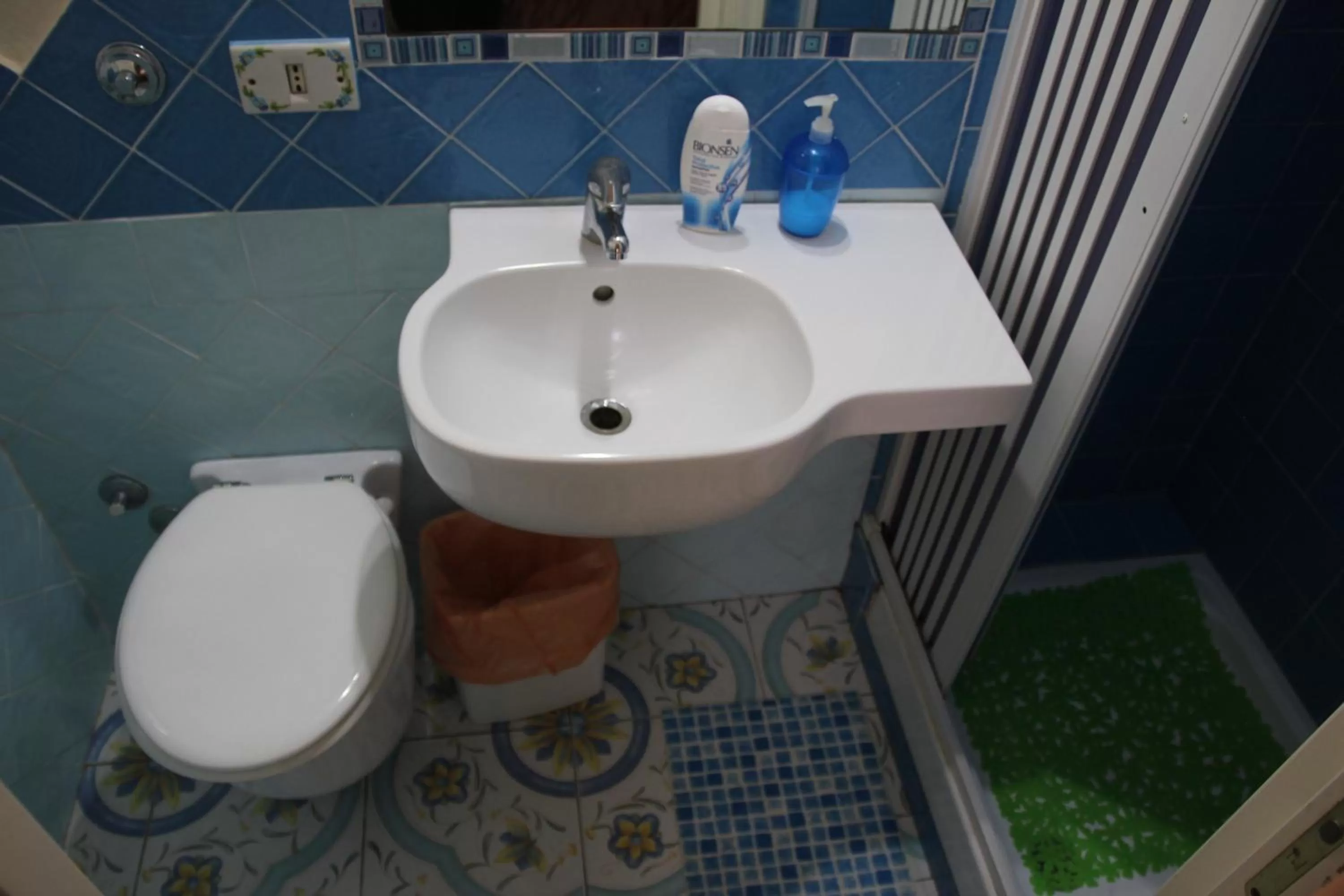 Bathroom in beb rosy central station