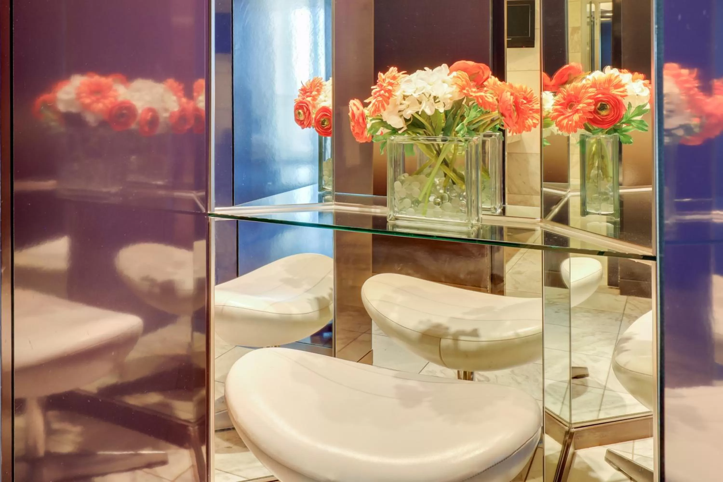 Seating area in Vegas Palms HIGH 52nd fl. 1BDR corner penthouse 1220sqft