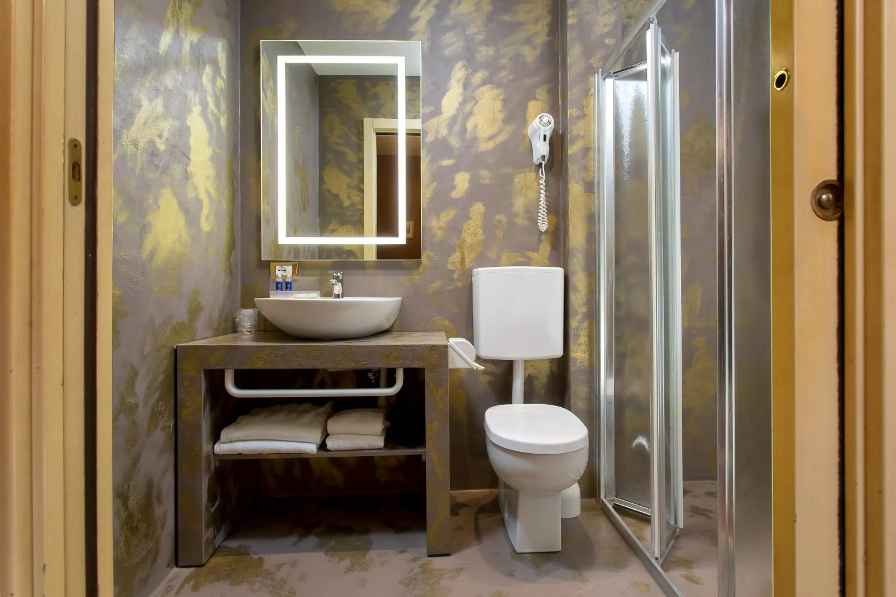 Shower in Hotel Conterie