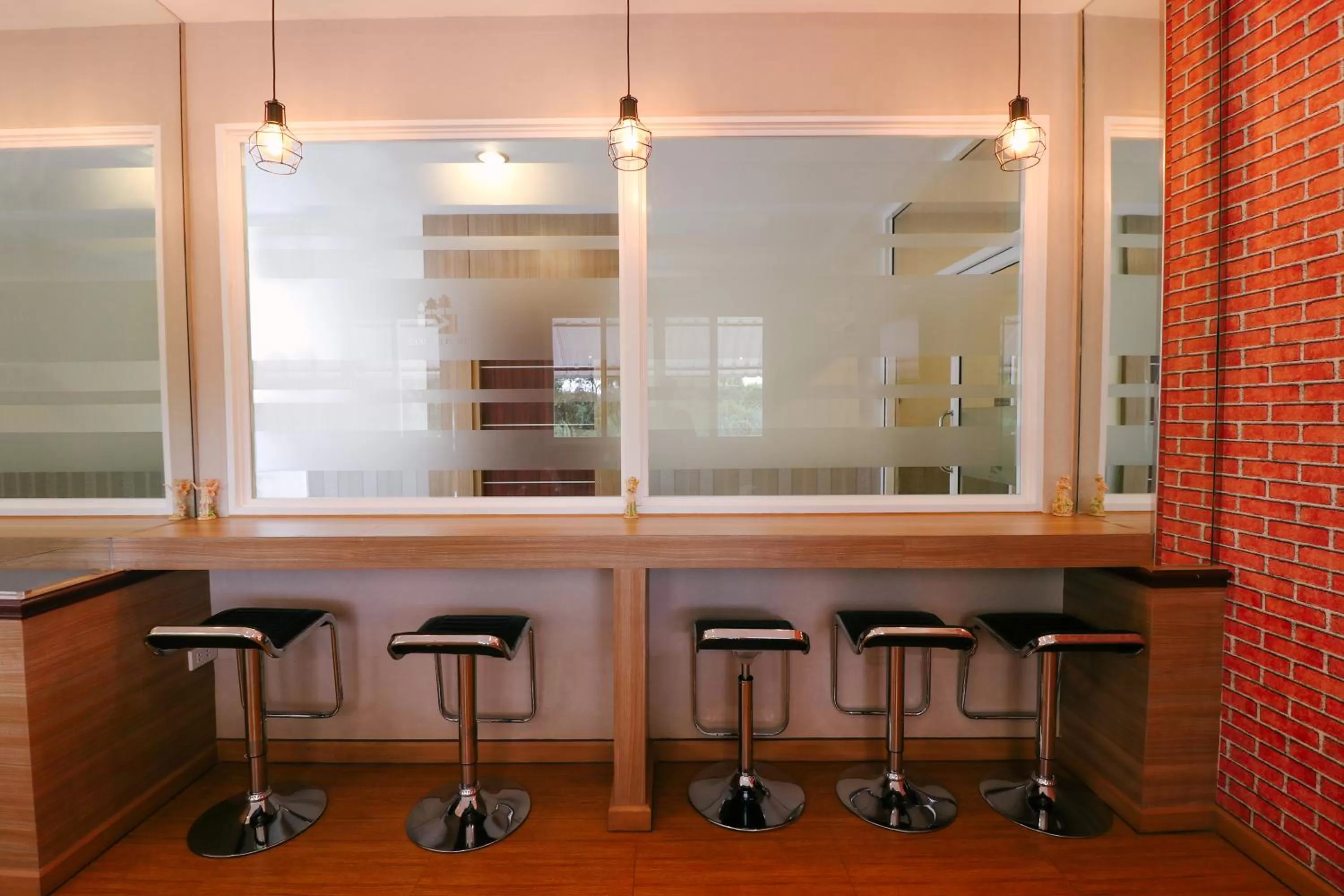 Restaurant/places to eat in Triple Trees Hotel