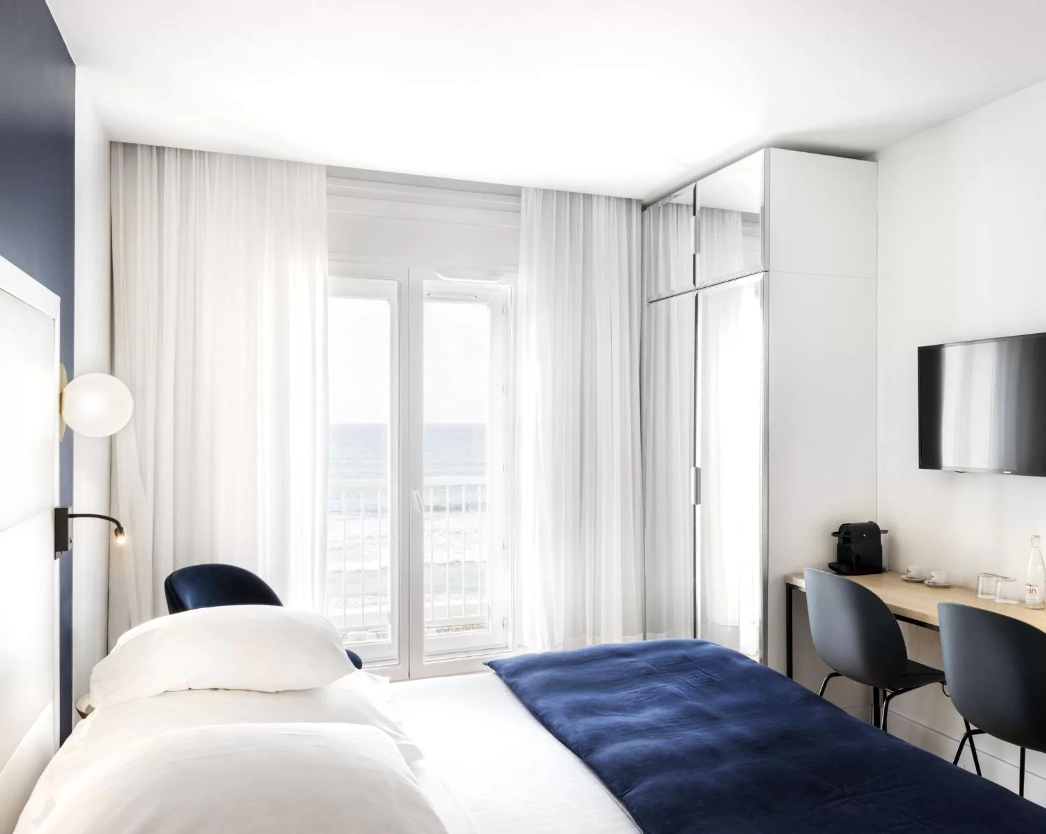 Bed in Hôtel Le Windsor Biarritz