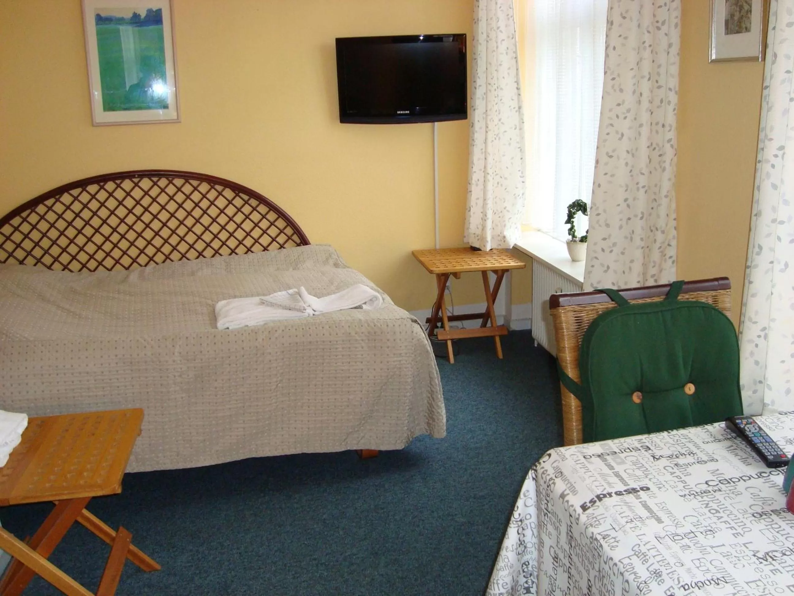 Bed, TV/Entertainment Center in Faaborg Byferie Hotel & Vandrerhjem