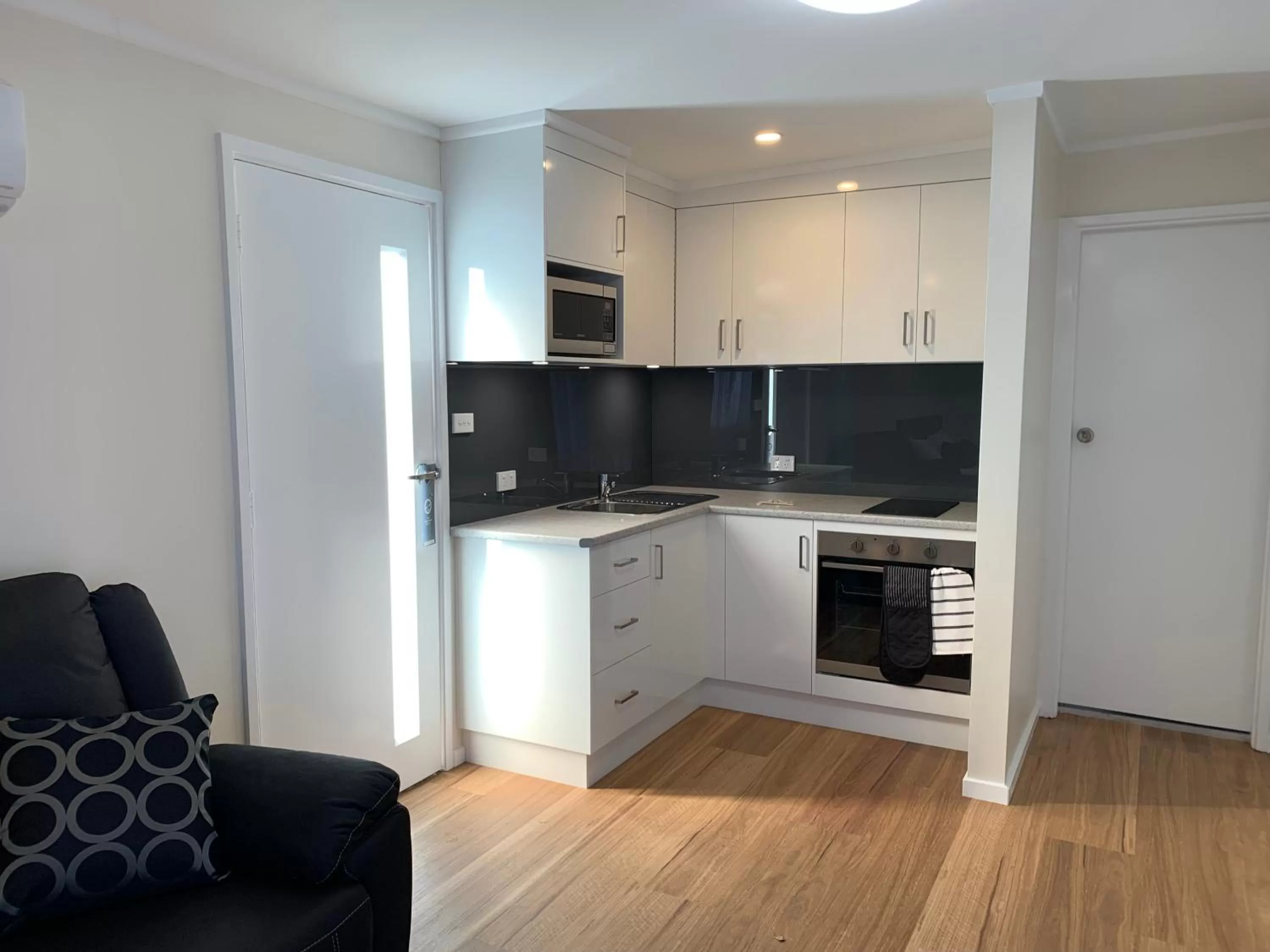 Kitchen or kitchenette in Thunderbird Motel Yass