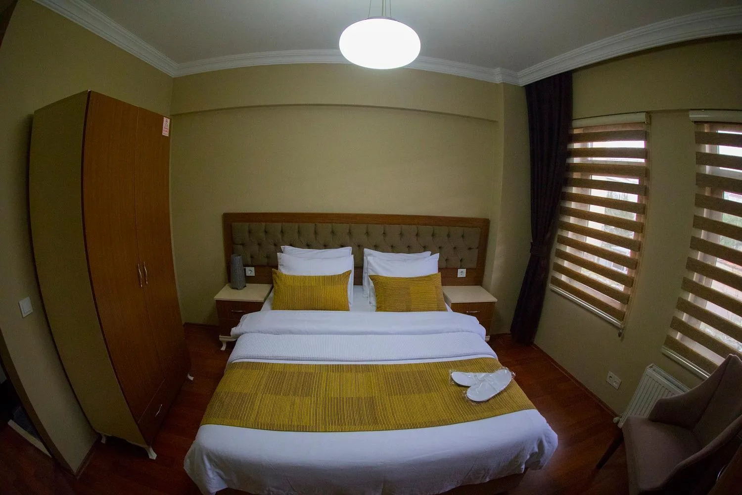 Photo of the whole room, Bed in Ramparts Hotel