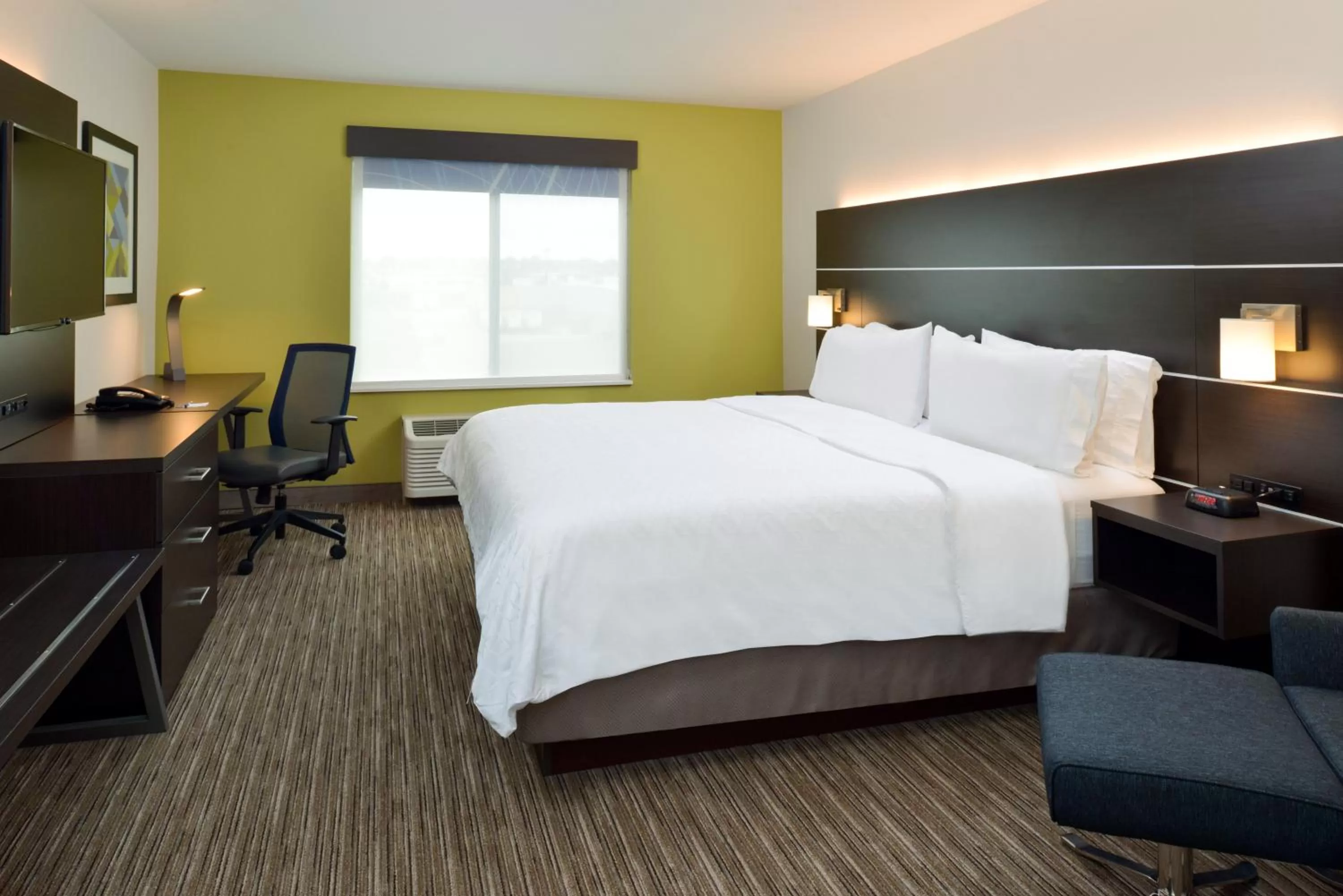 Photo of the whole room, Bed in Holiday Inn Express & Suites Pueblo by IHG
