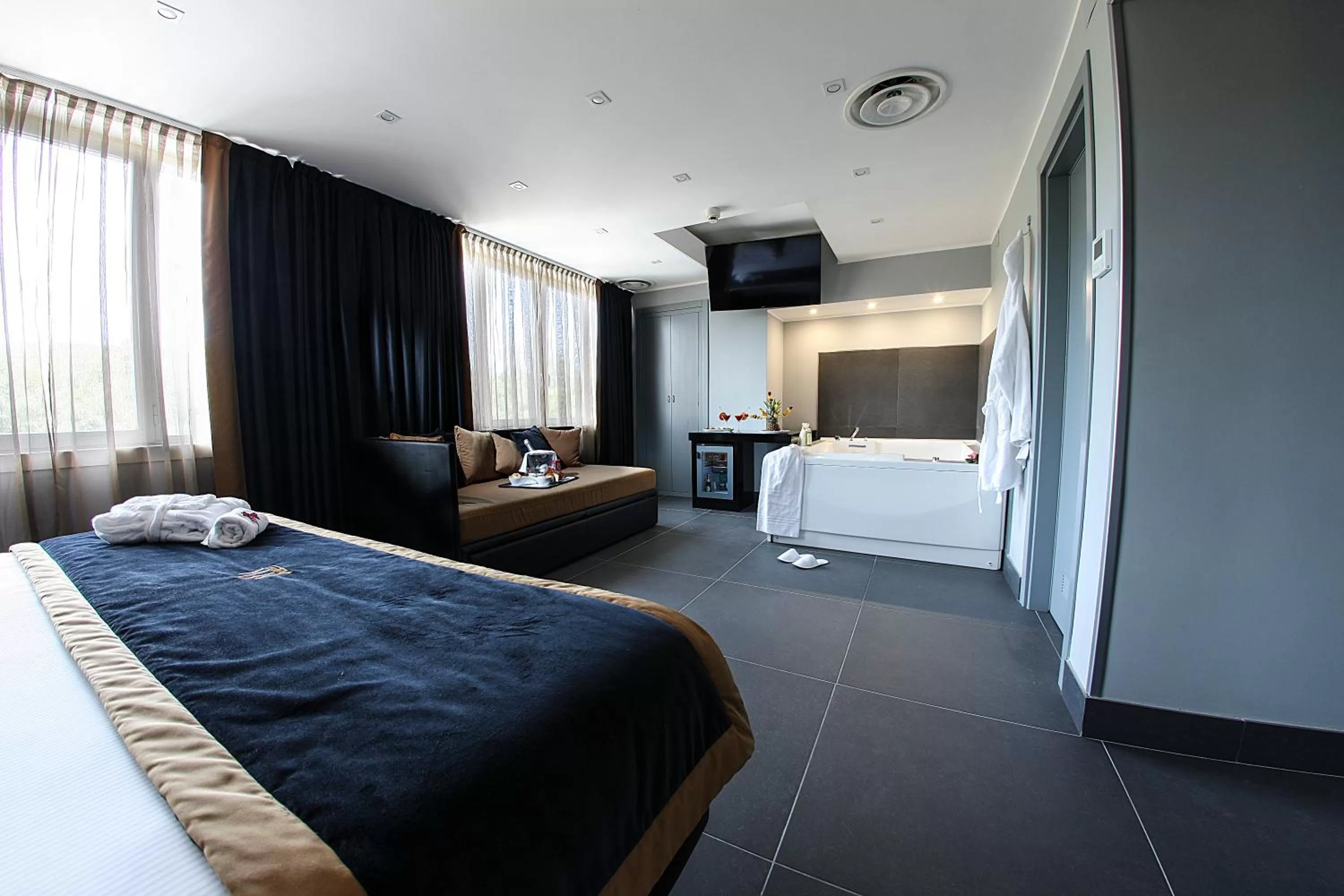 Hot Tub, Bed in Best Western JFK Hotel