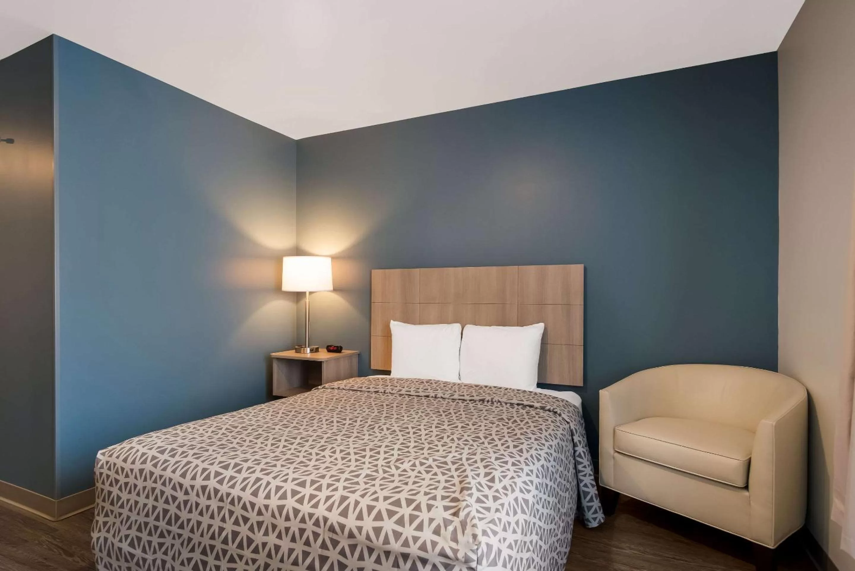 Bedroom, Bed in WoodSpring Suites Grand Rapids Kentwood