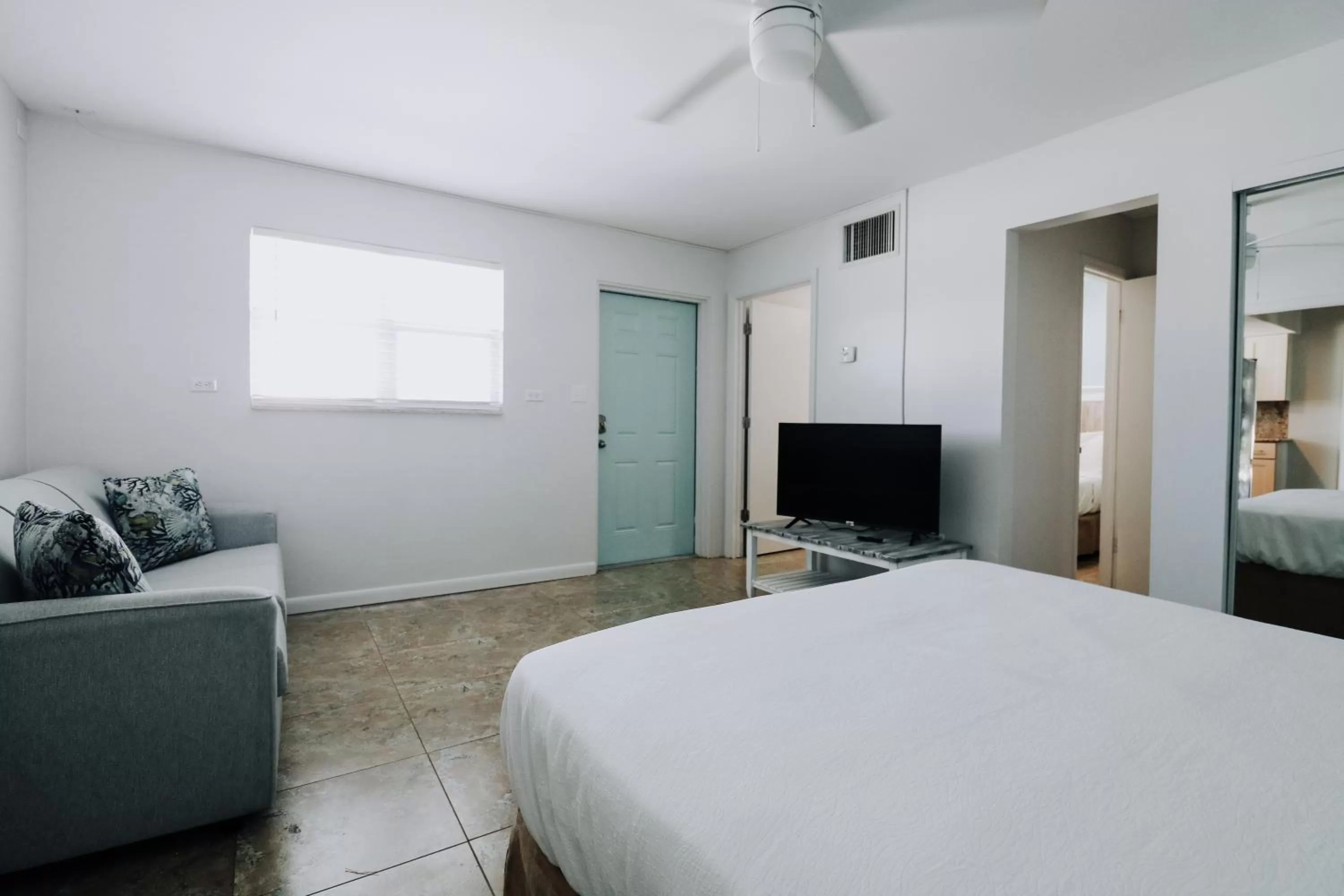 TV and multimedia, Bed in Drop Anchor Resort & Marina