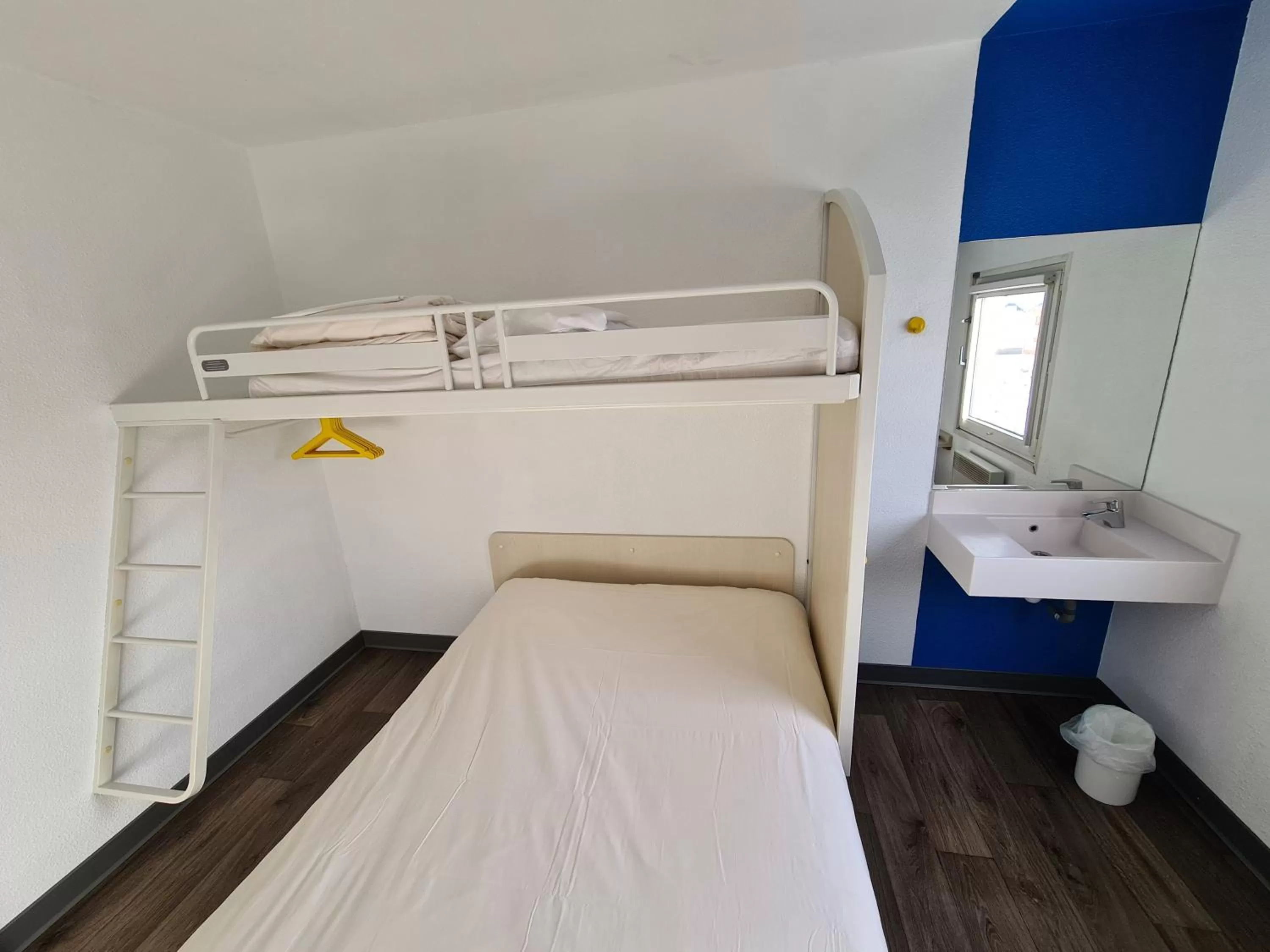 bunk bed, Bed in hotelF1 Pontarlier