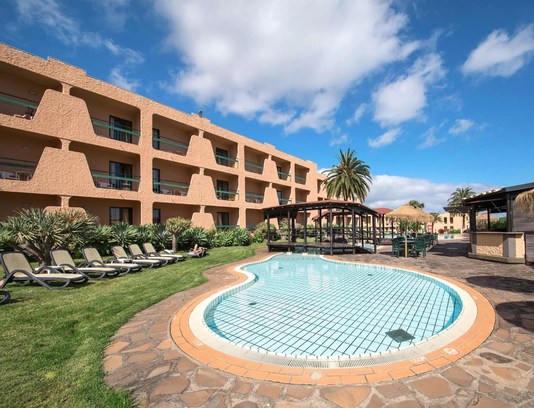 Facade/entrance in Dom Pedro Garajau