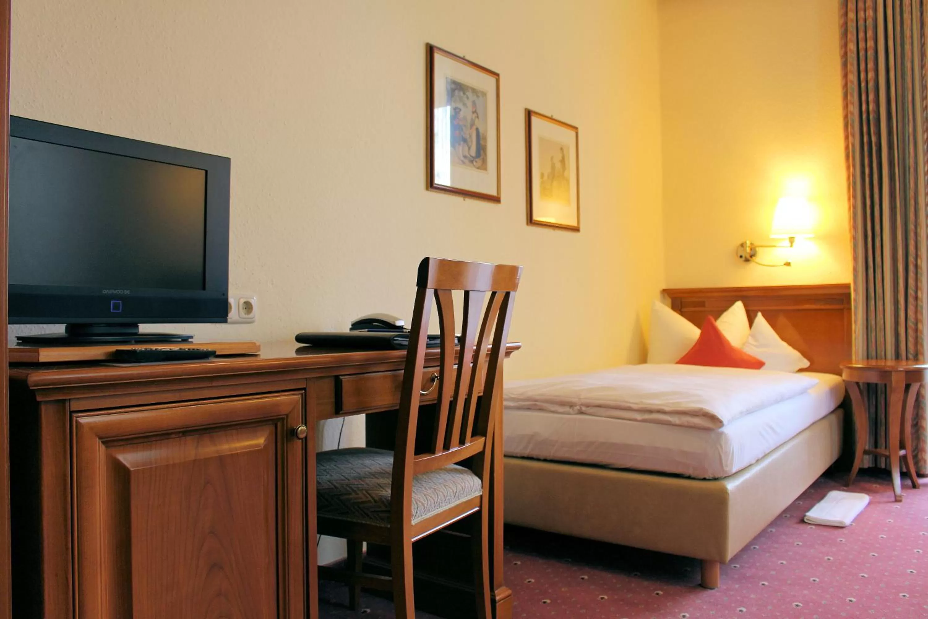 Photo of the whole room, Bed in Reindl's Partenkirchener Hof