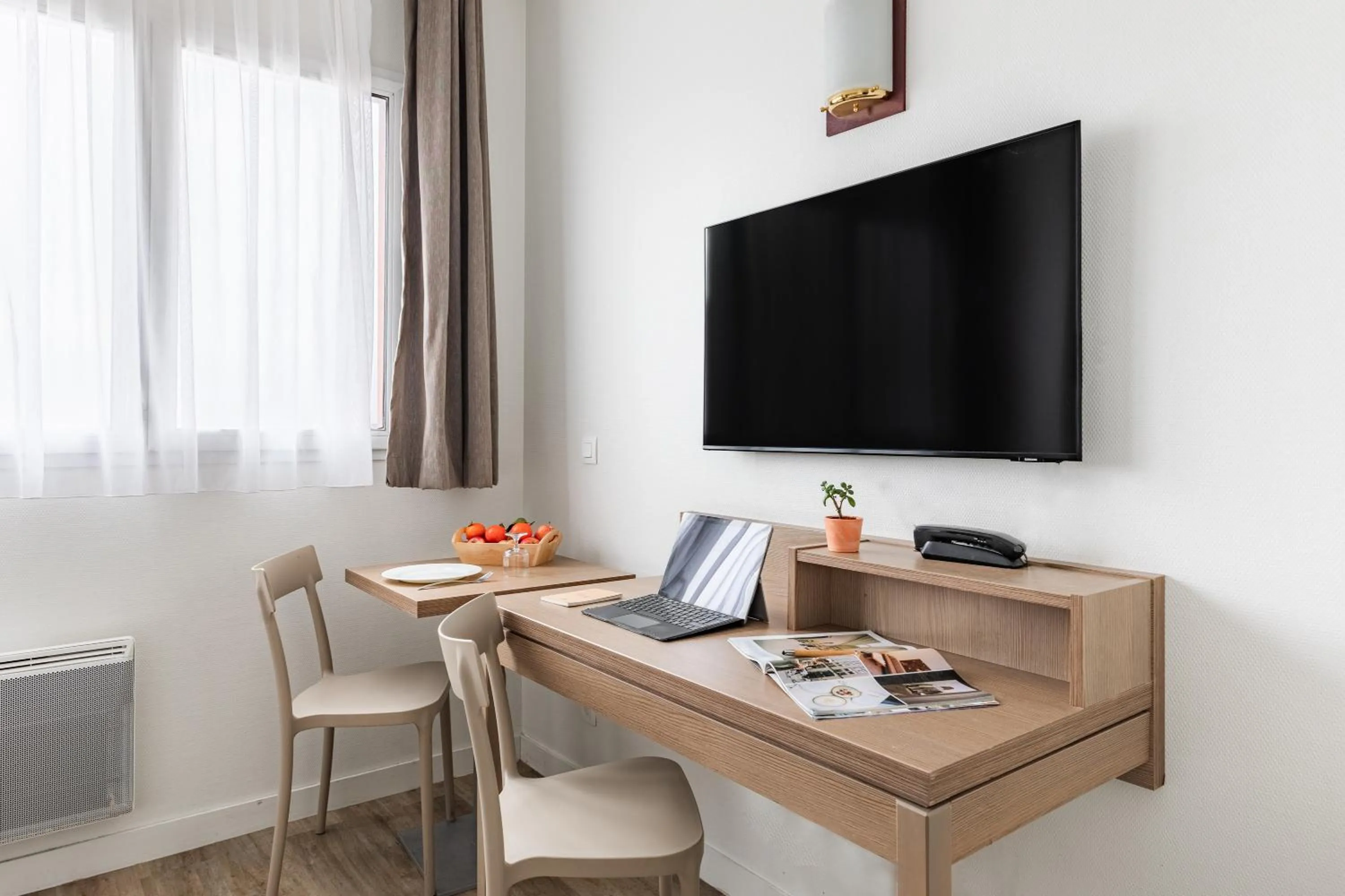 TV and multimedia in Appart'City Confort Le Mans Centre