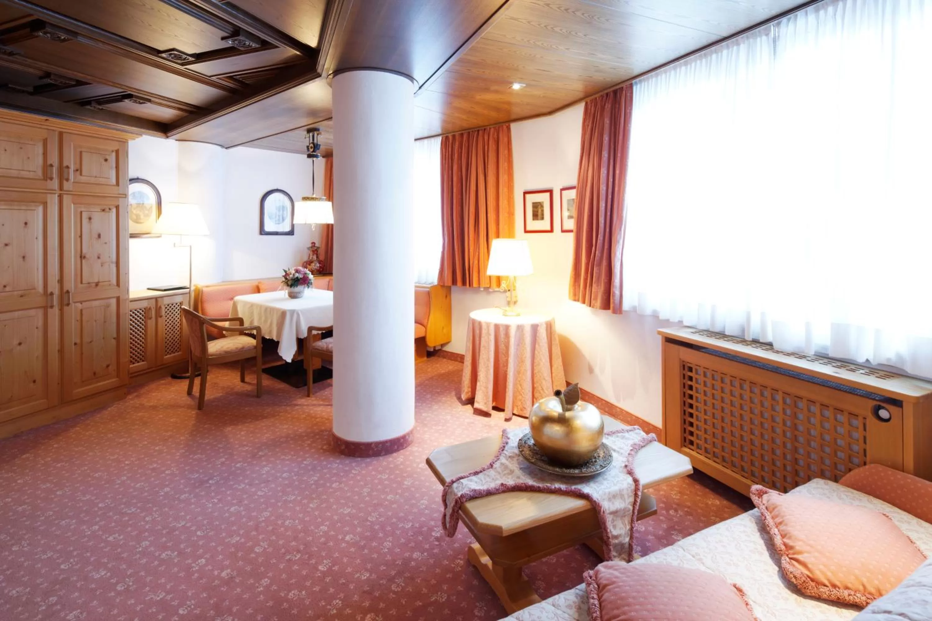 Living room, Bed in Hotel Sassongher