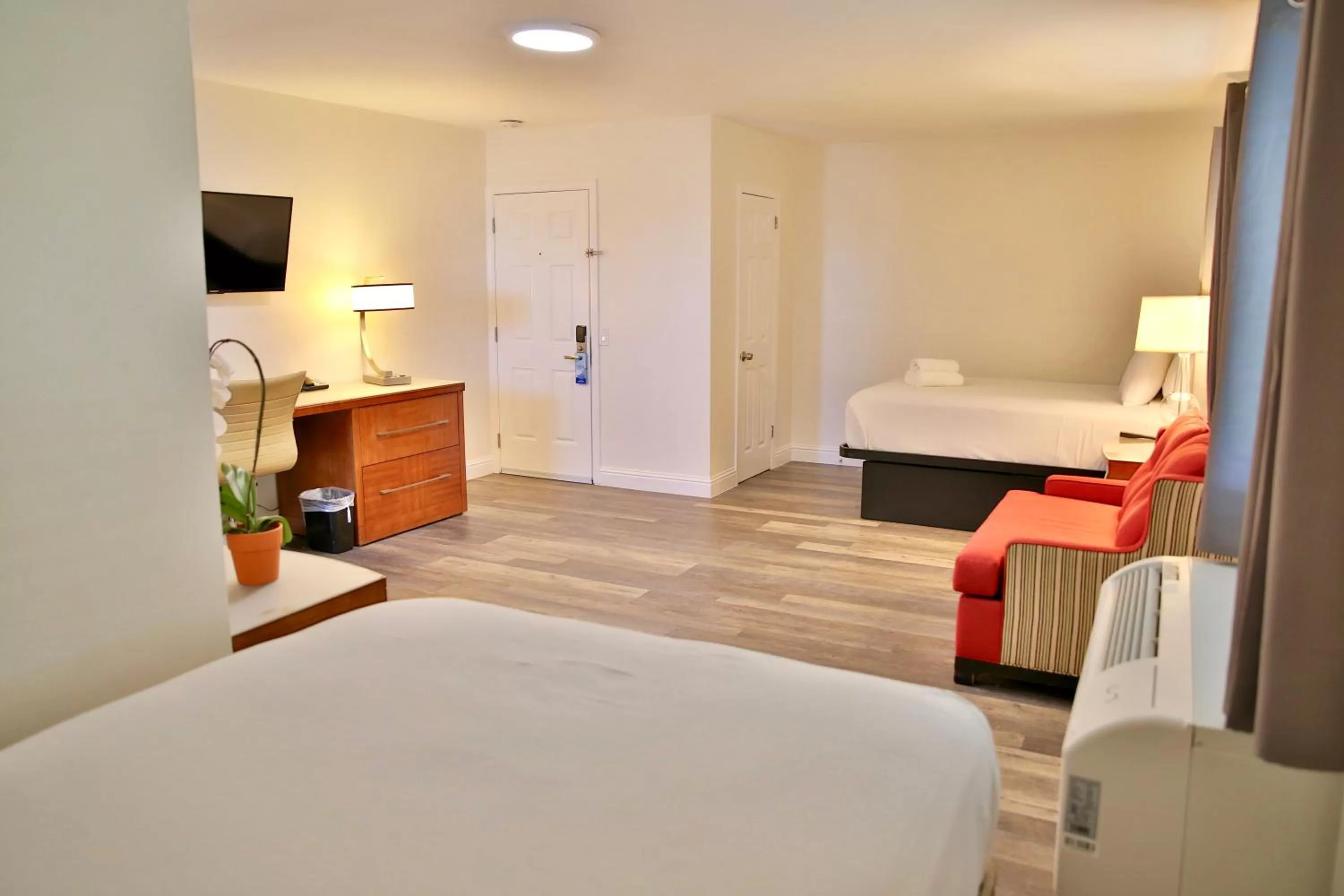 Bed in Travelodge by Wyndham Crescent City