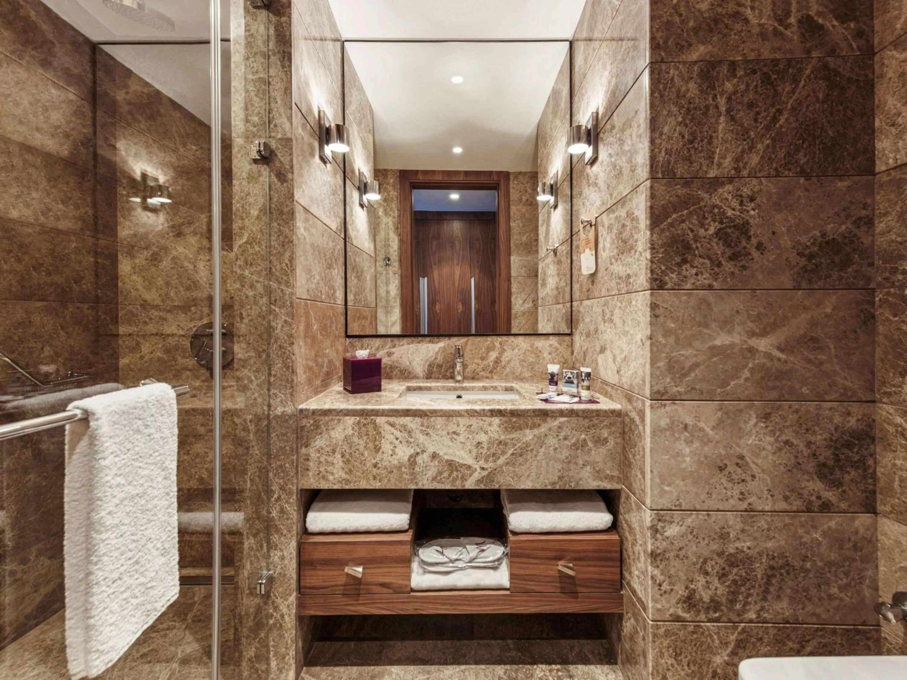 Shower in Uranus Istanbul Topkapi