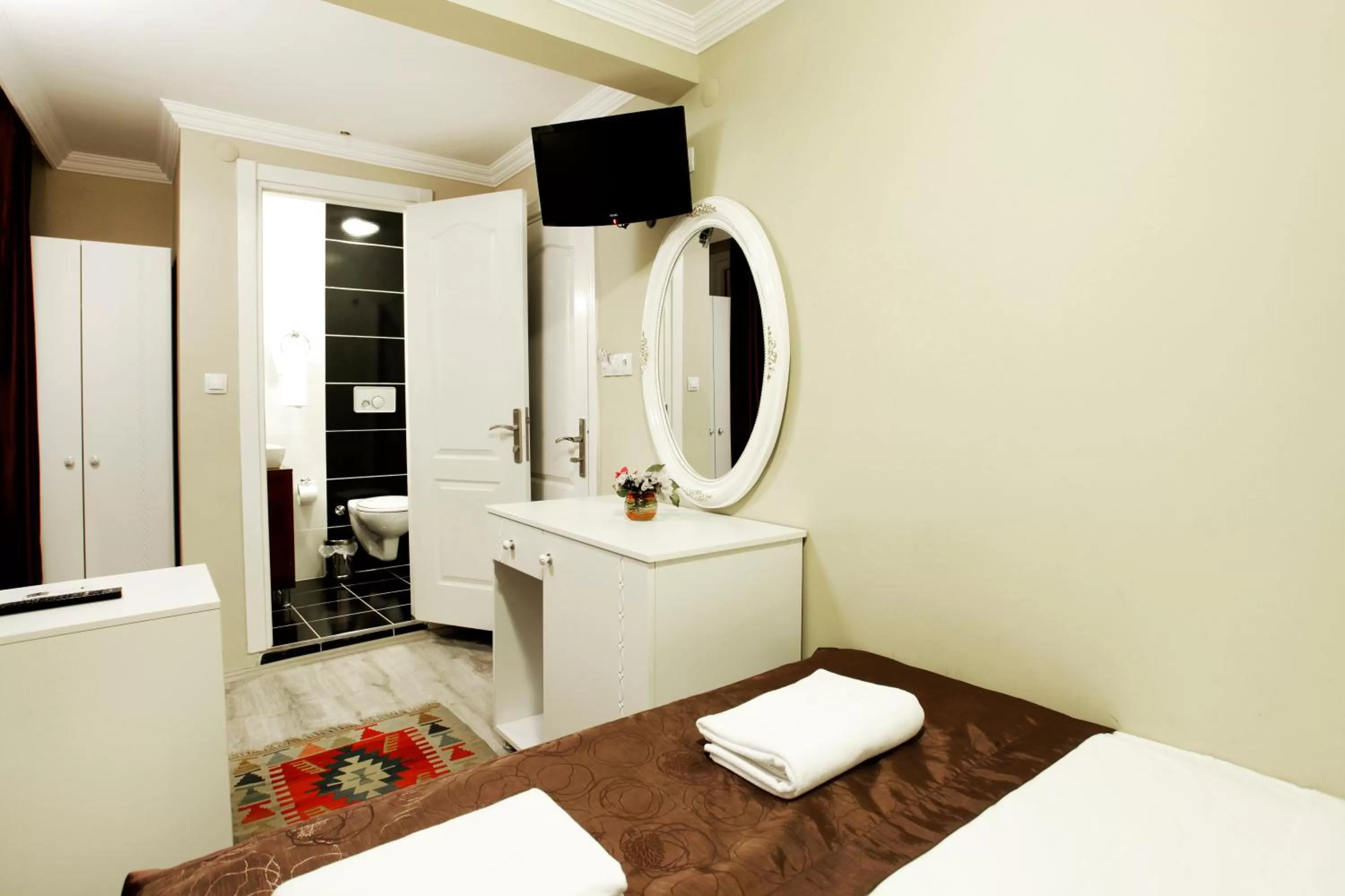 Photo of the whole room, Bed in Spinel Hotel - Old City