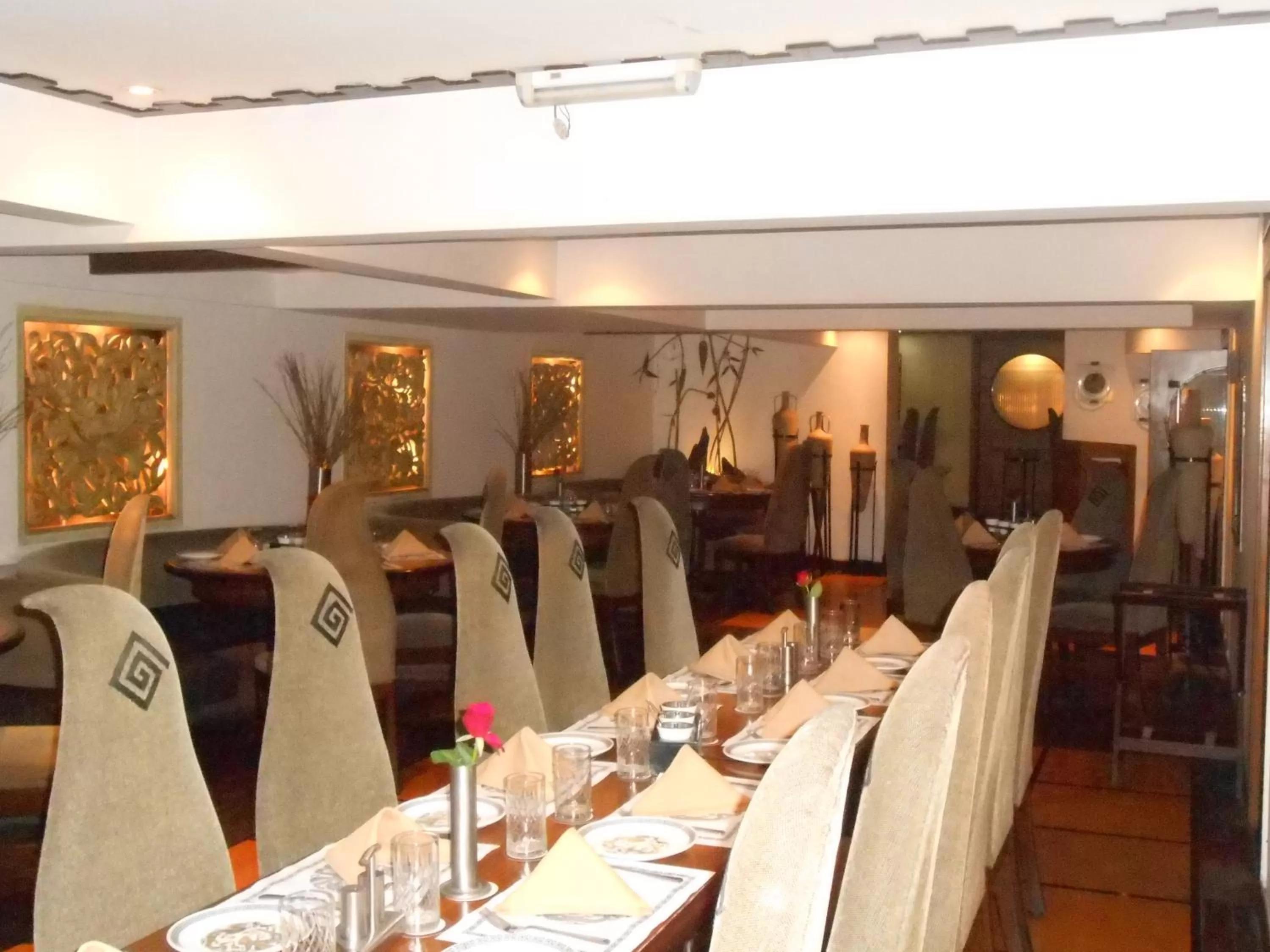 Restaurant/places to eat in Lytton Hotel