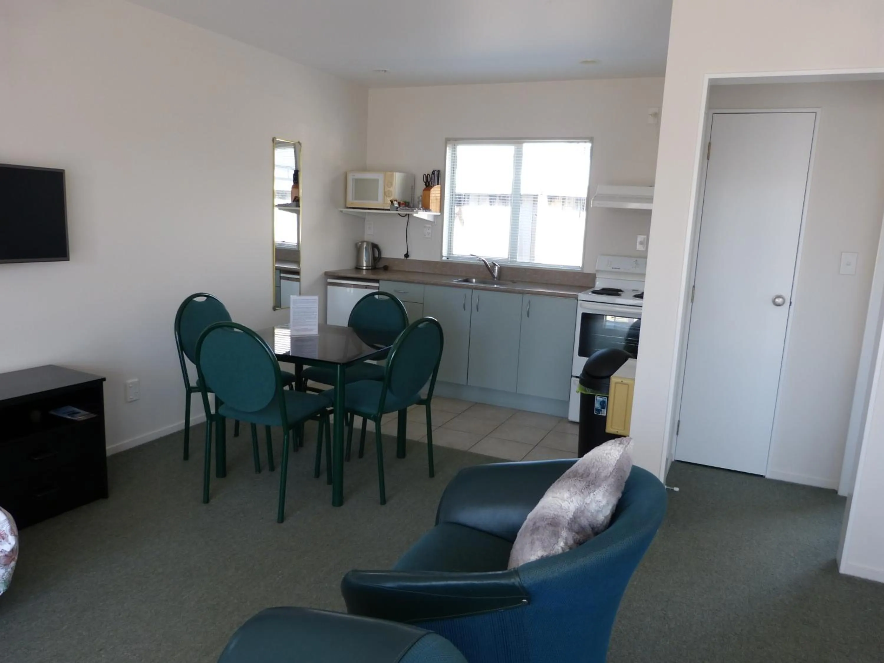 Kitchen or kitchenette in Blake Court Motel