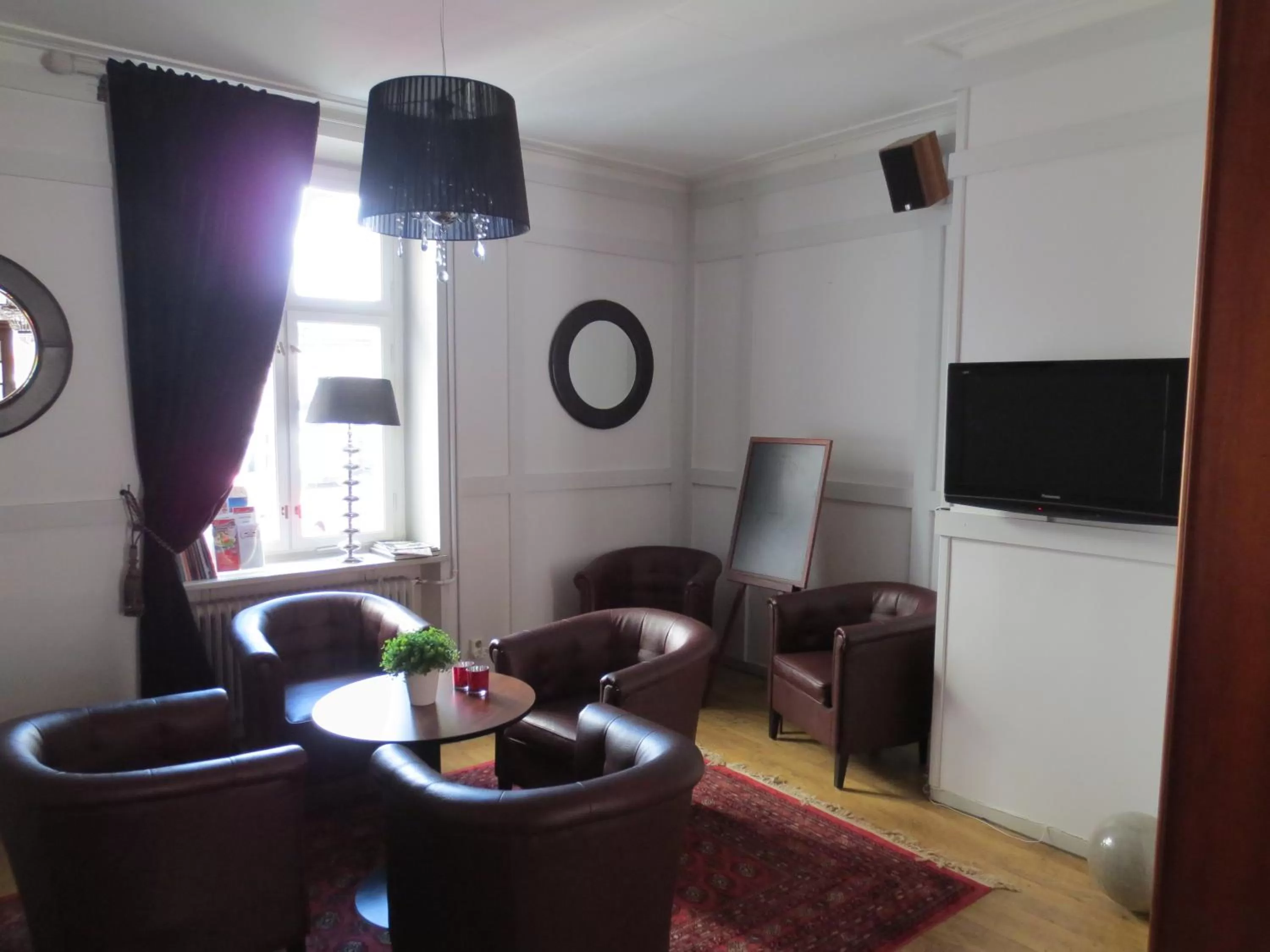 Communal lounge/ TV room in Arboga Stadshotell