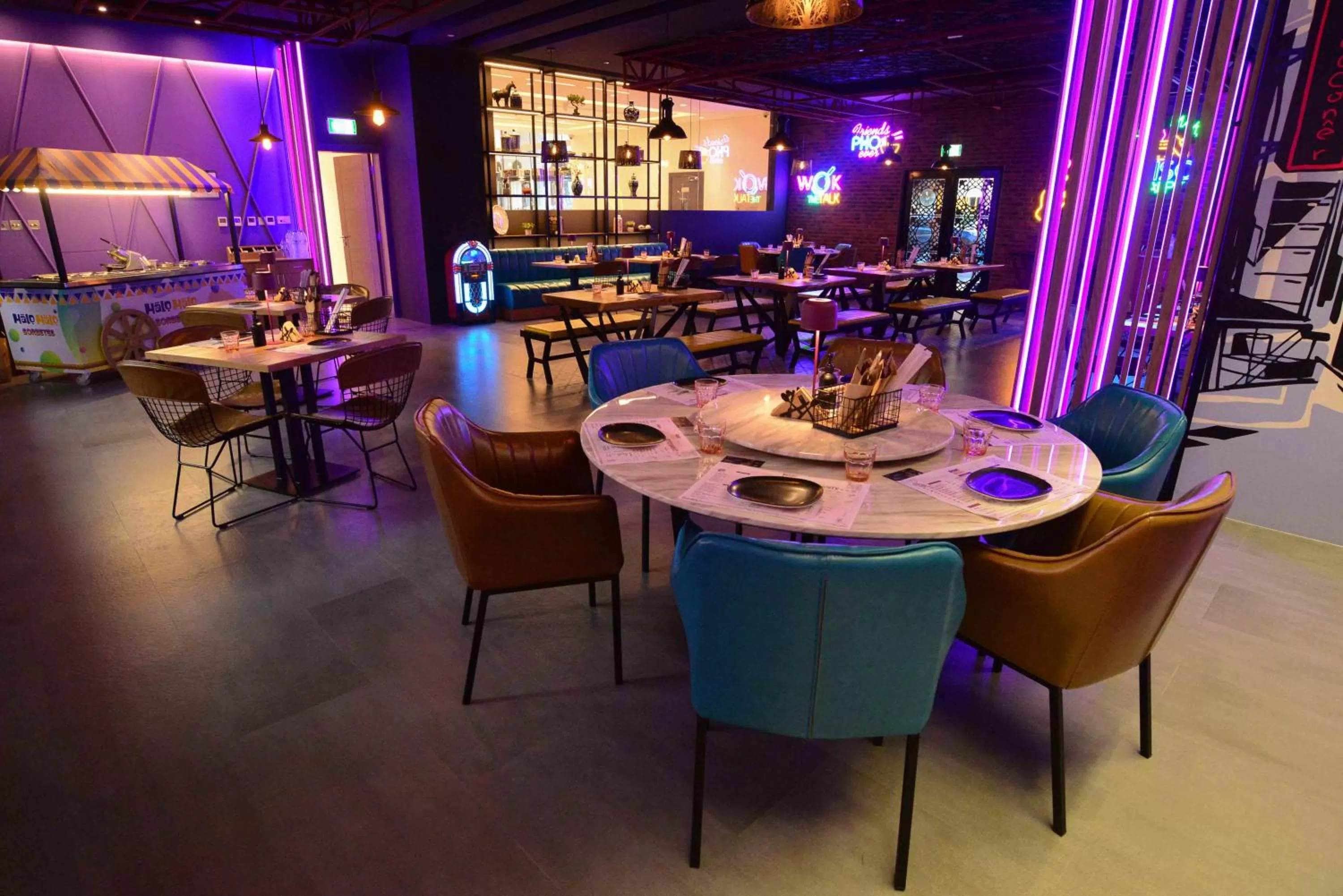 Restaurant/places to eat in Edge Creekside Hotel