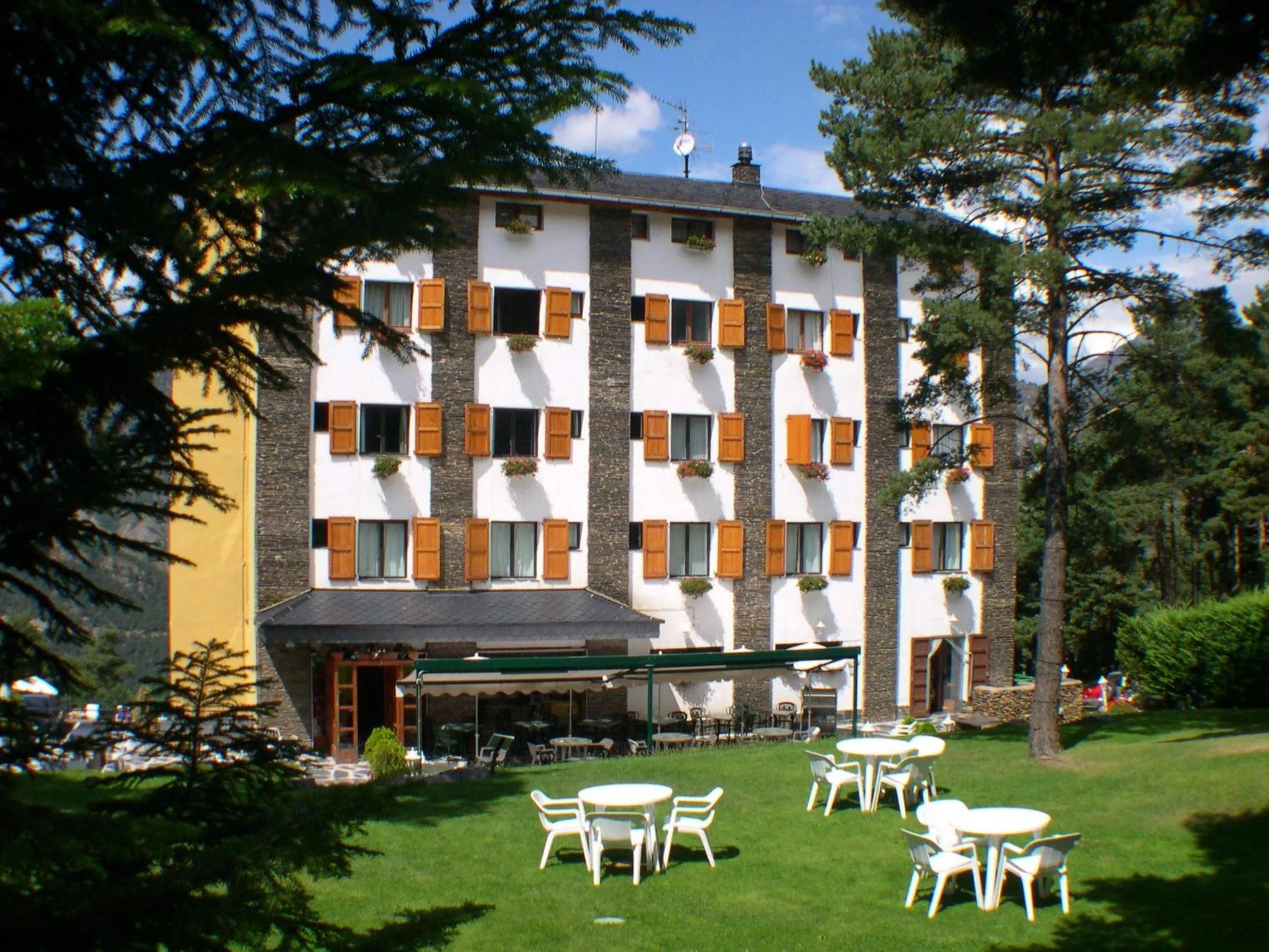 Facade/entrance in Coma Bella