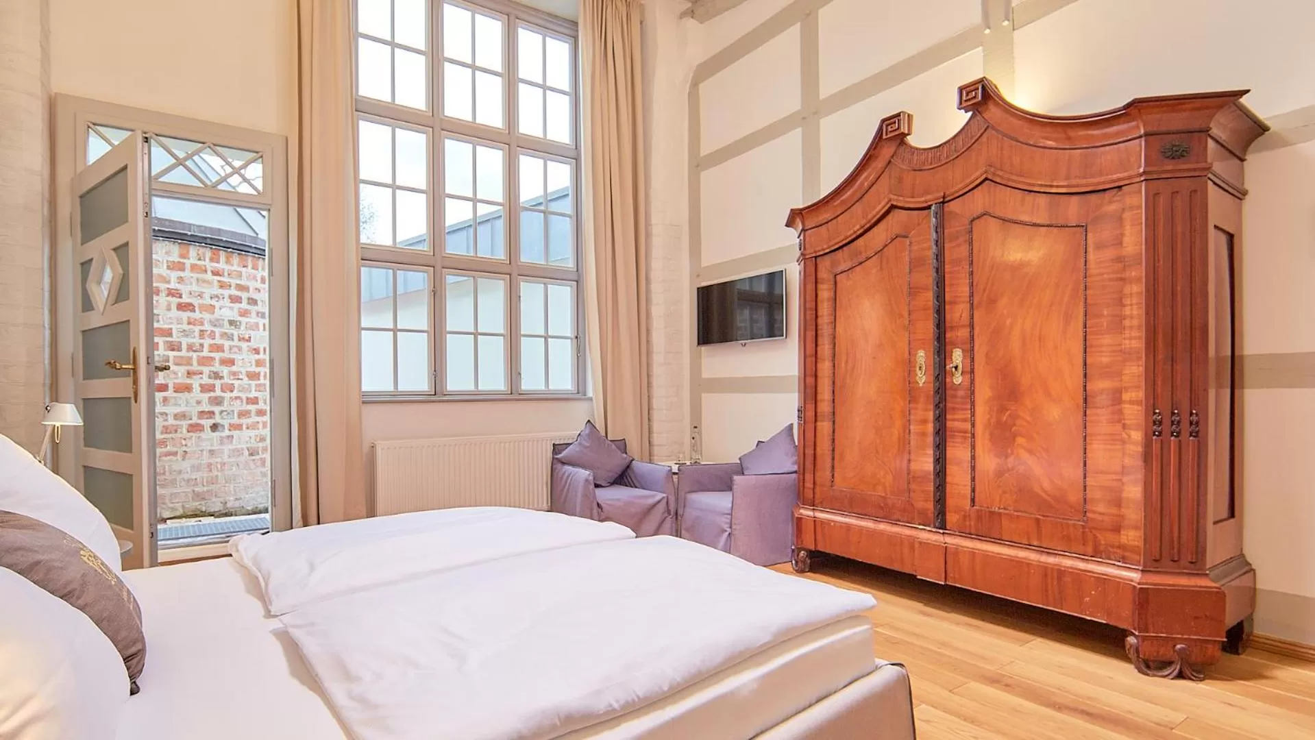 Photo of the whole room, Bed in Anno 1433 Hotel Lüneburg