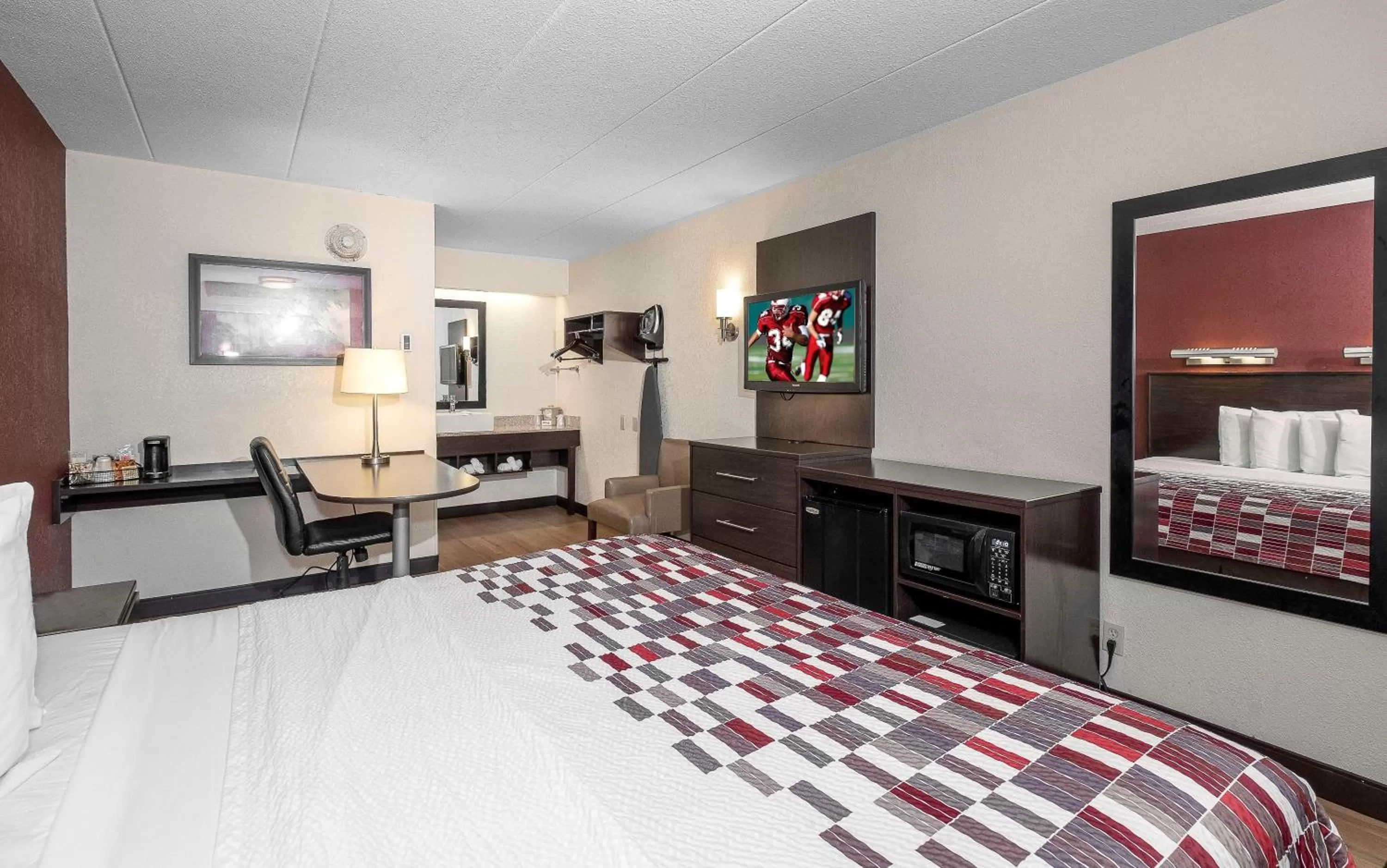 Photo of the whole room, Bed in Red Roof Inn Mt Laurel