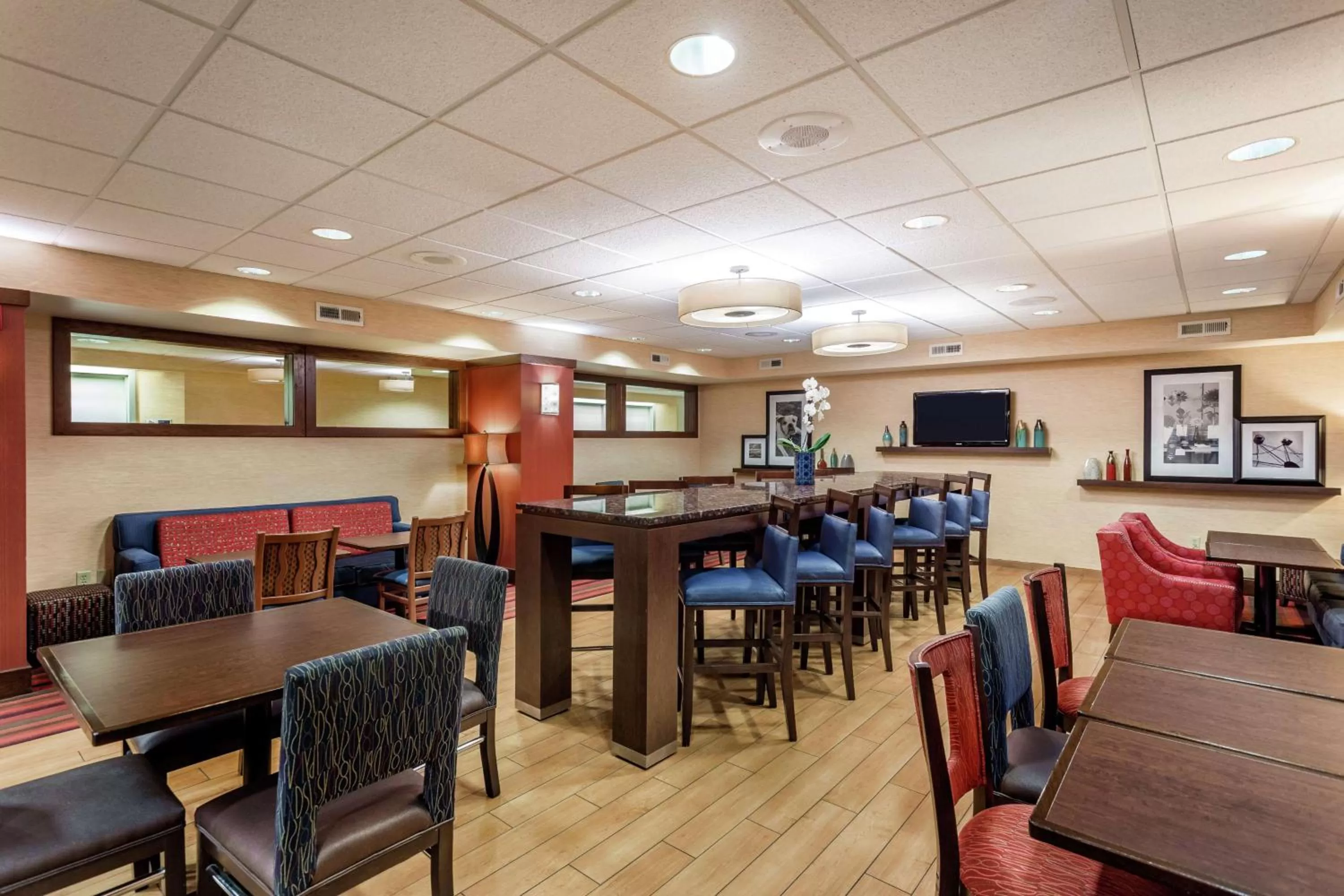 Lobby or reception in Hampton Inn Milwaukee Airport