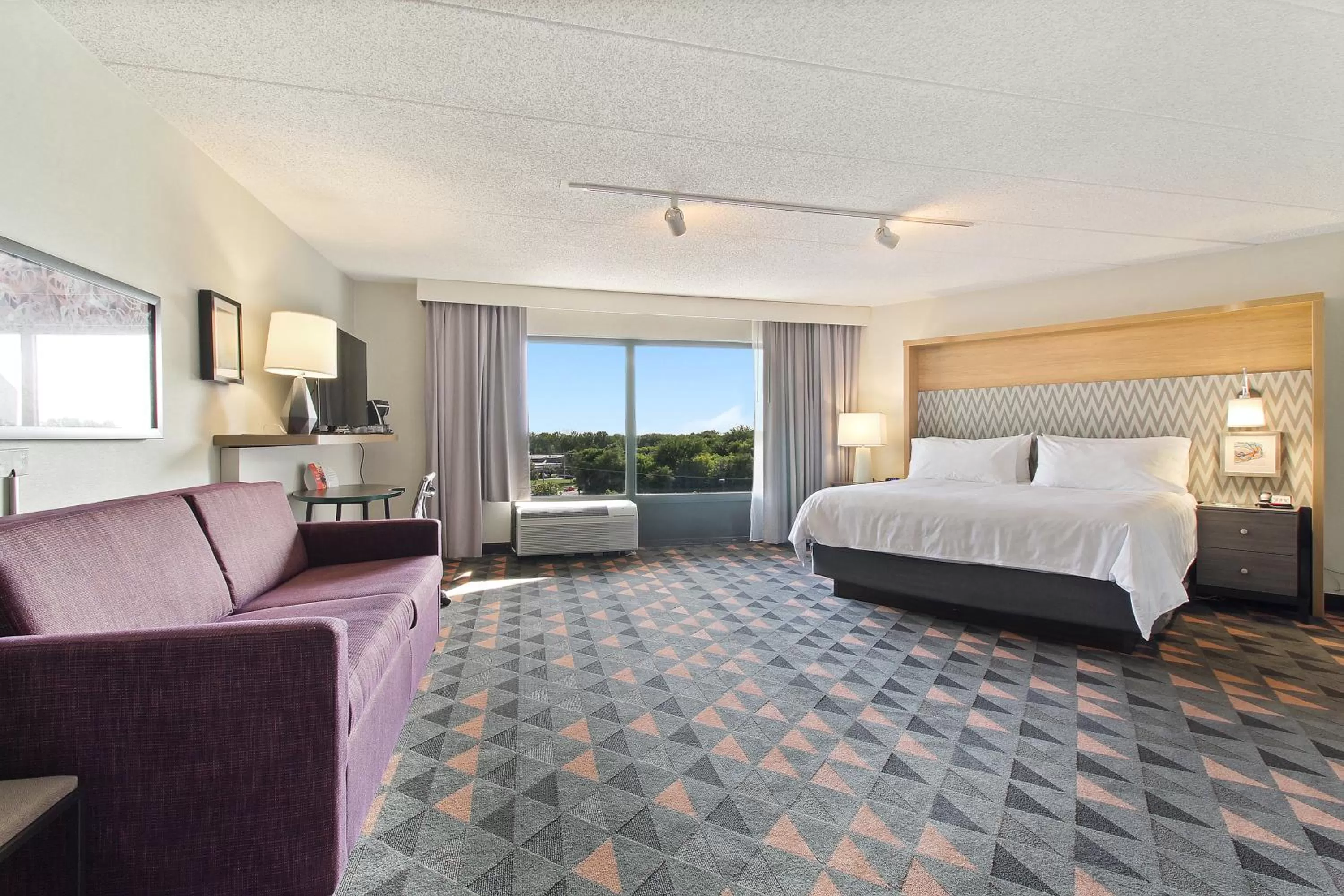 Bedroom, Bed in Holiday Inn Chicago Nw Crystal Lk Conv Ctr by IHG