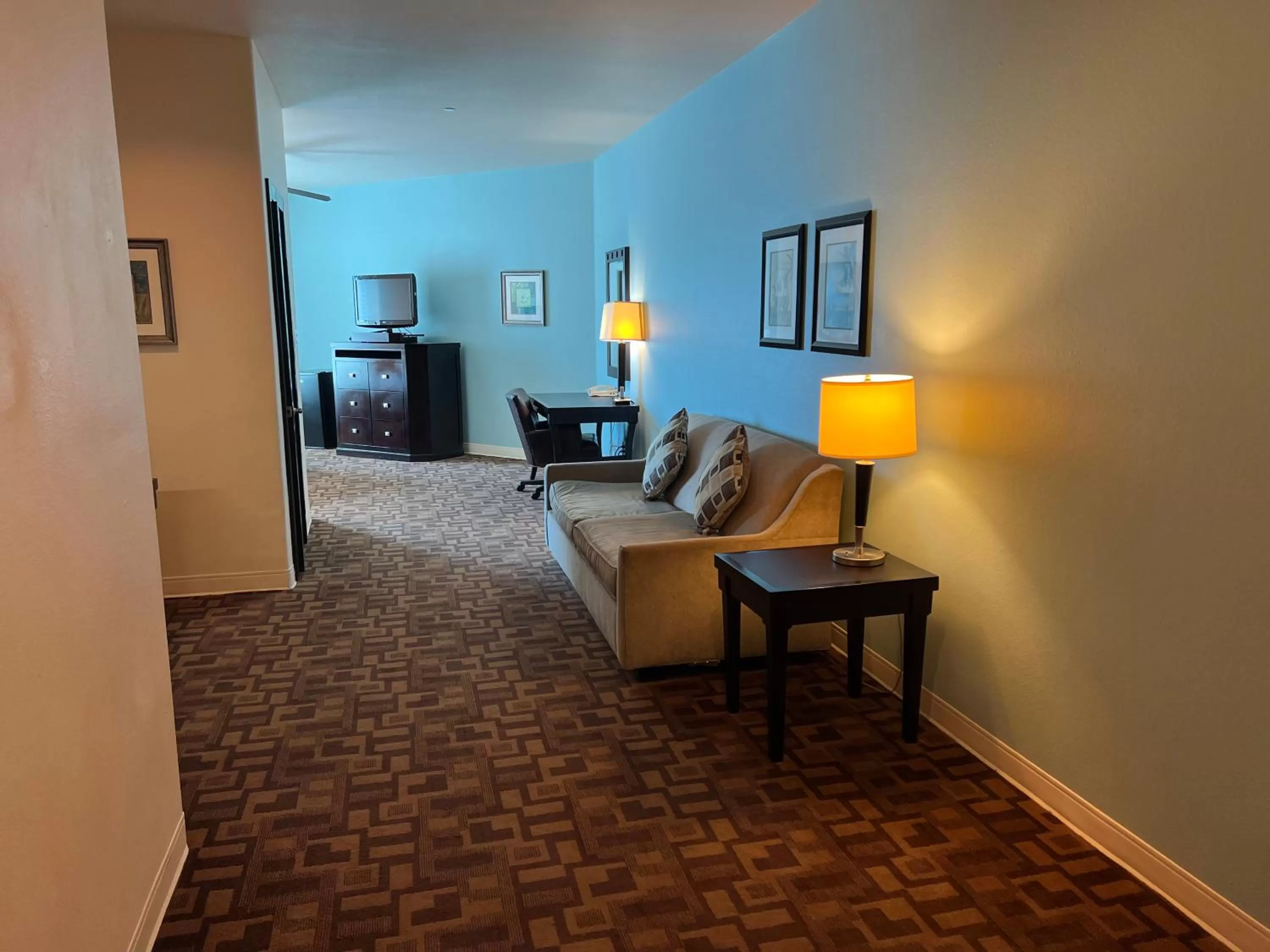 Living room, Bed in Sunchase Inn & Suites