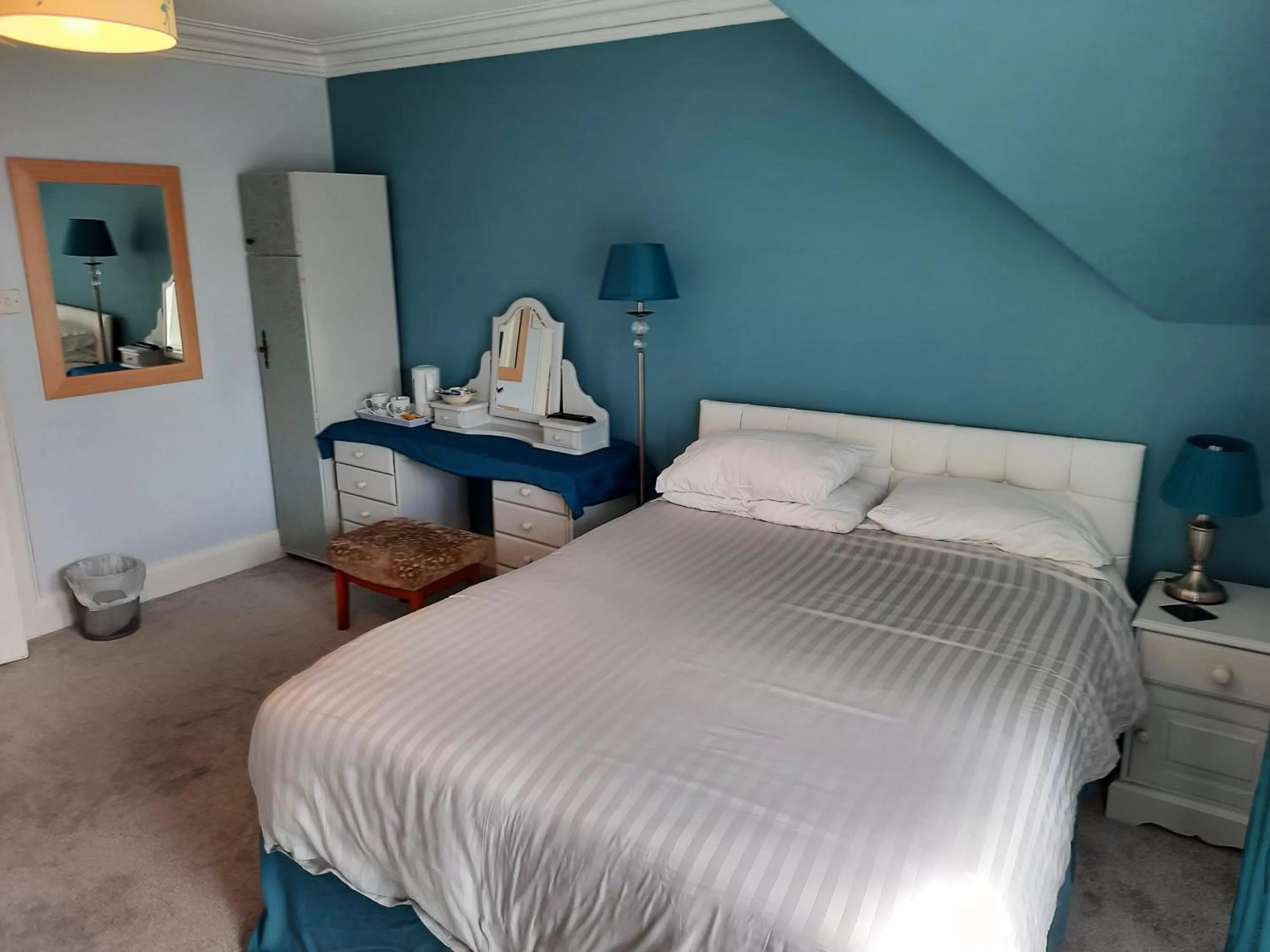 Bed in Jacobite Rose