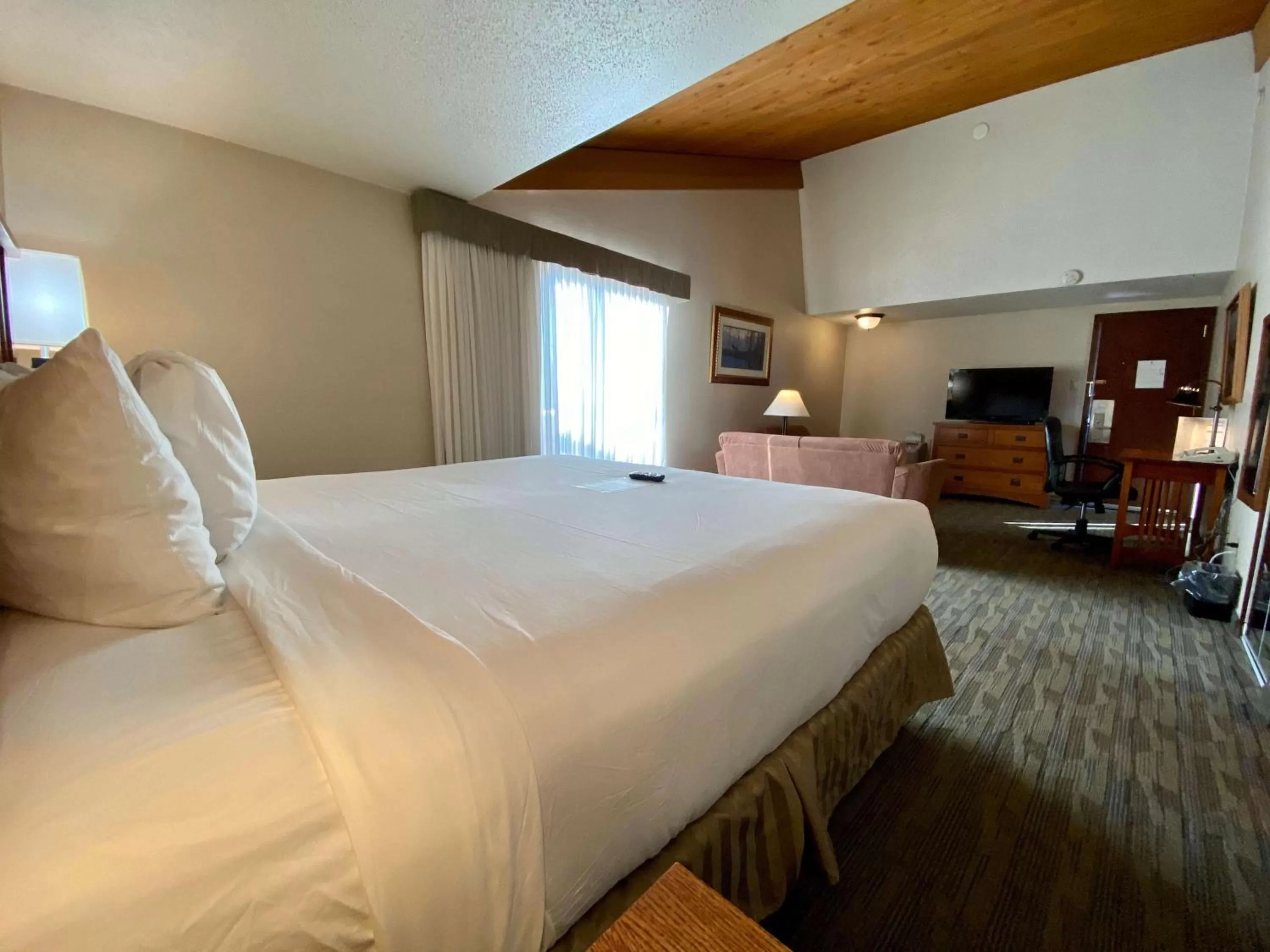 Photo of the whole room, Bed in Best Western Sheridan Center