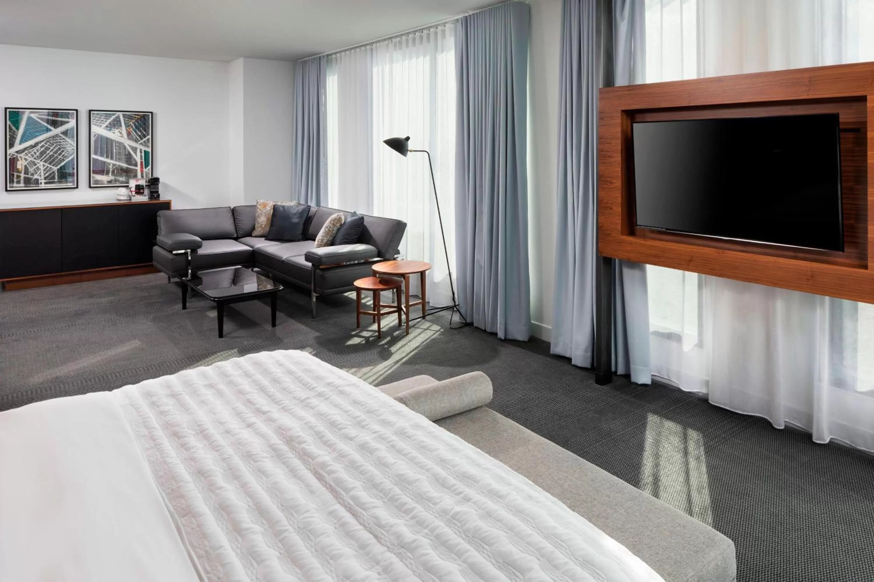 Photo of the whole room, Bed in Le Meridien Columbus, The Joseph