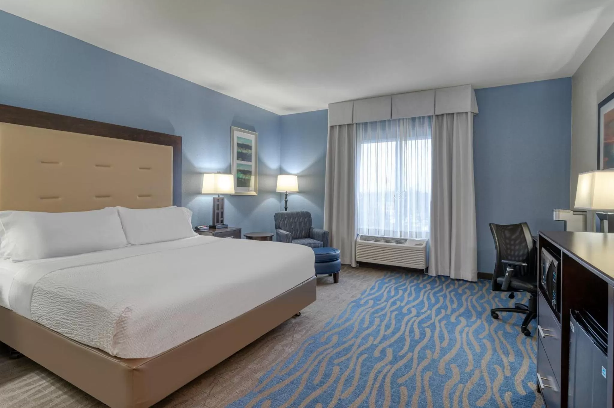 Photo of the whole room, Bed in Holiday Inn Express and Suites Edwardsville by IHG