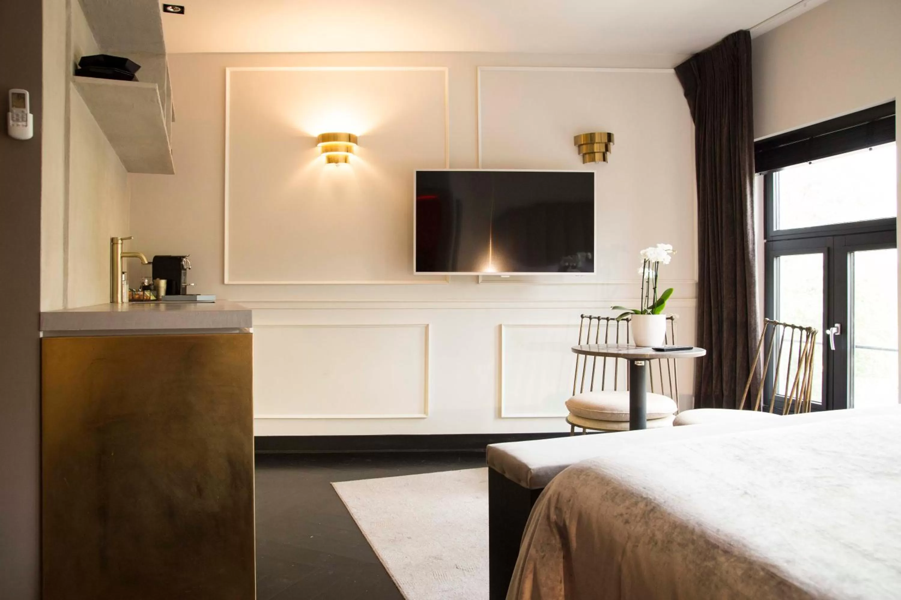 Seating area, Bed in House of Amstel