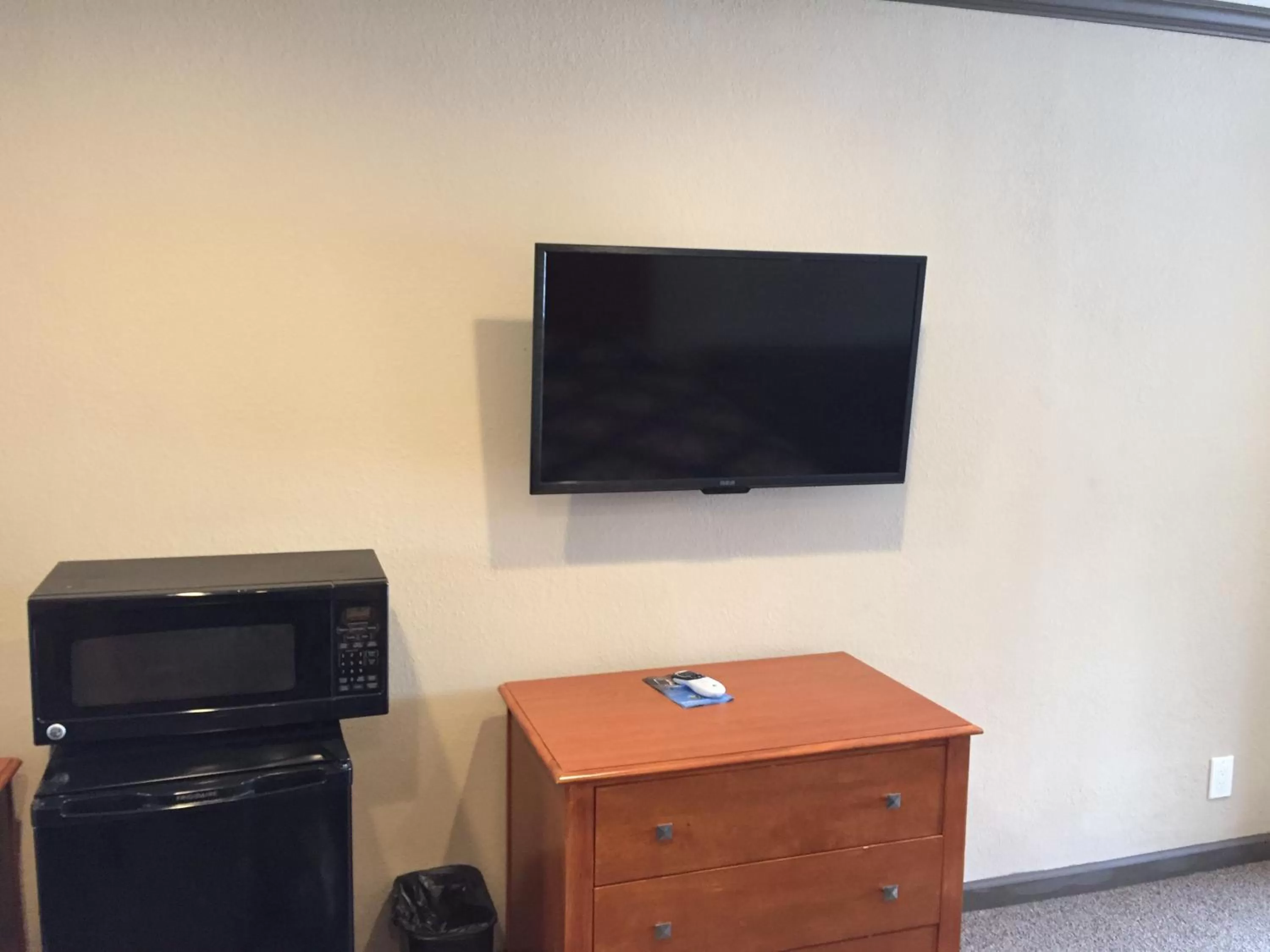TV and multimedia in Deluxe Inn Redwood City