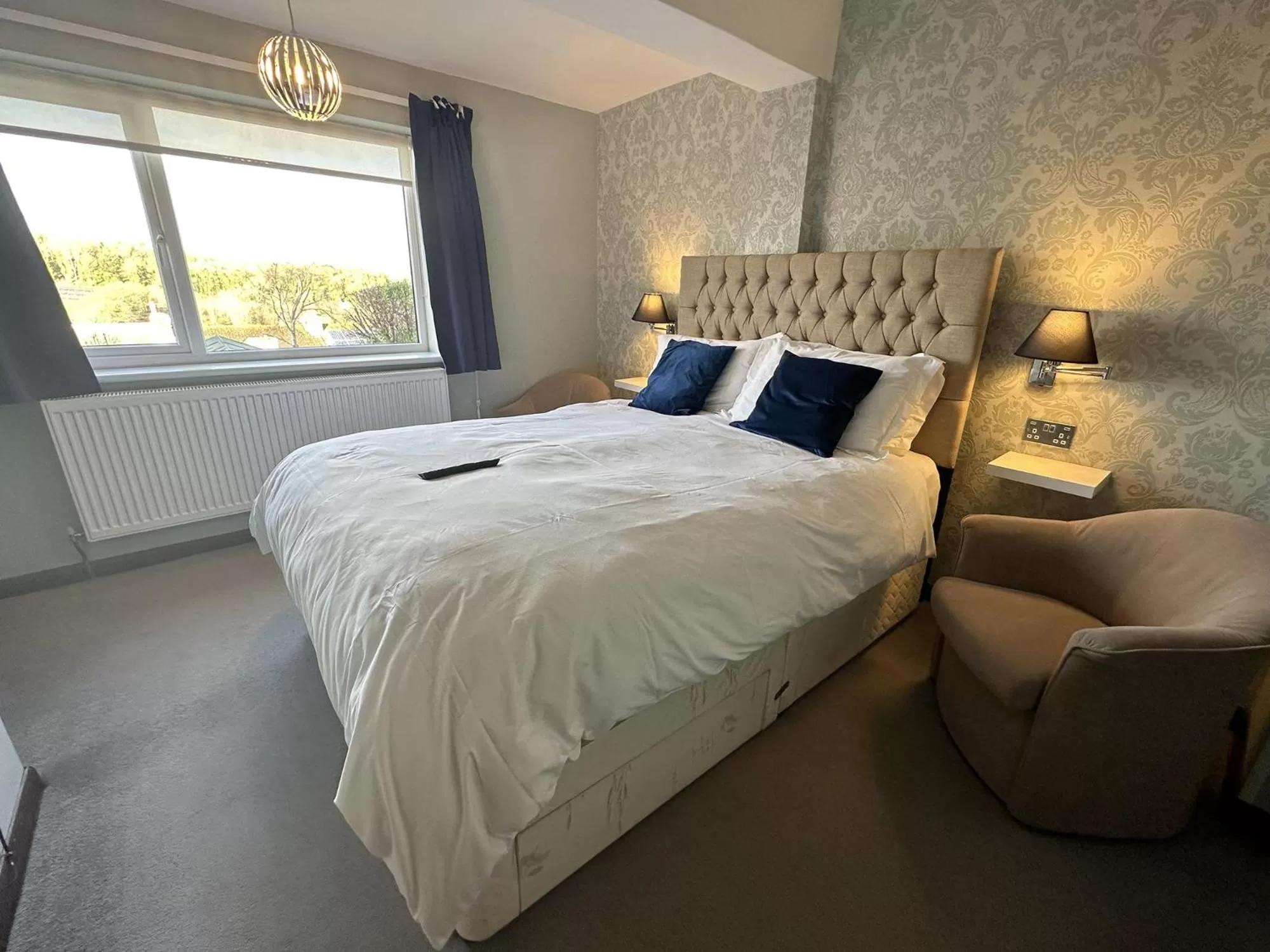 Photo of the whole room, Bed in Heathwood