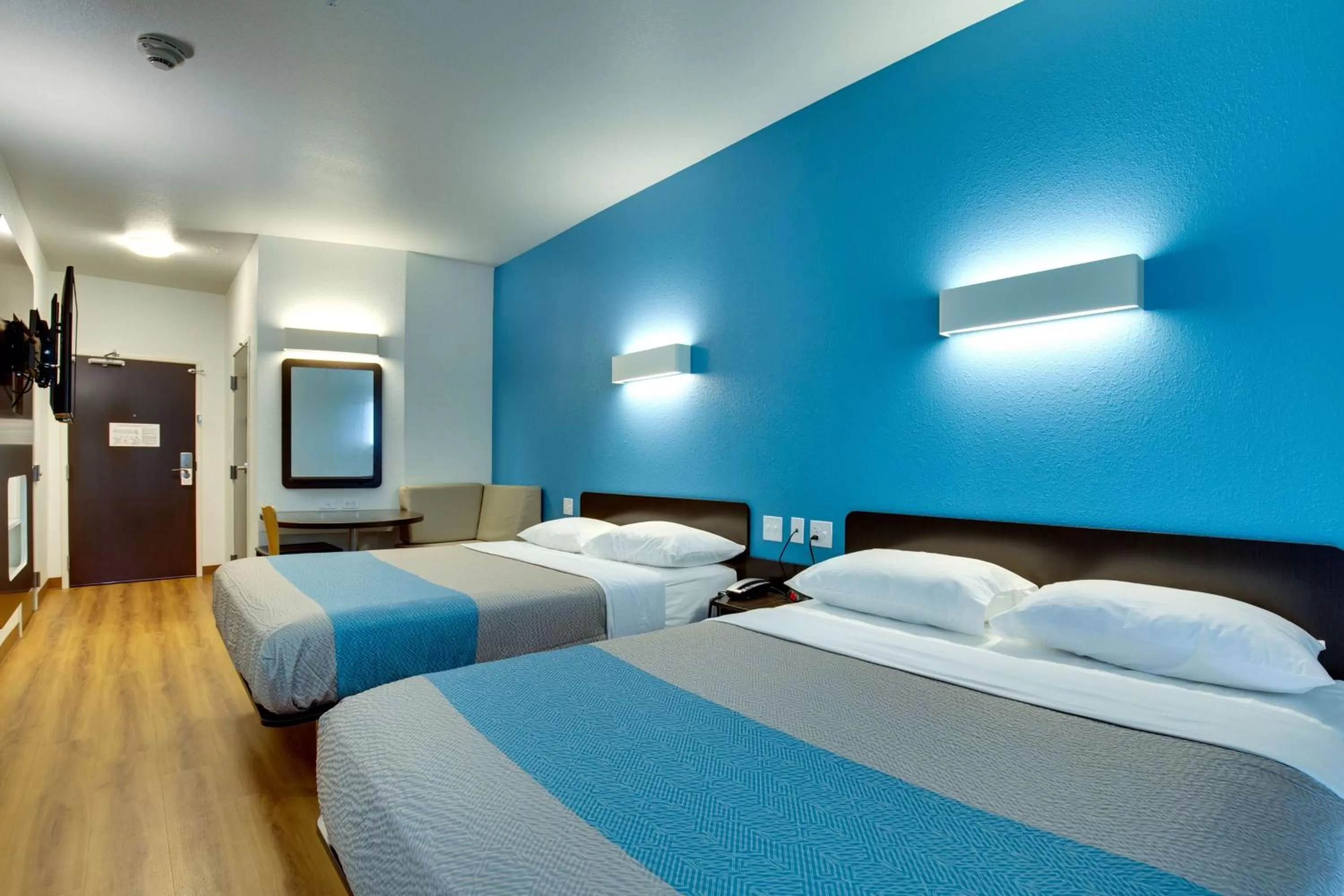 Photo of the whole room, Bed in Motel 6 Poplar Bluff, MO