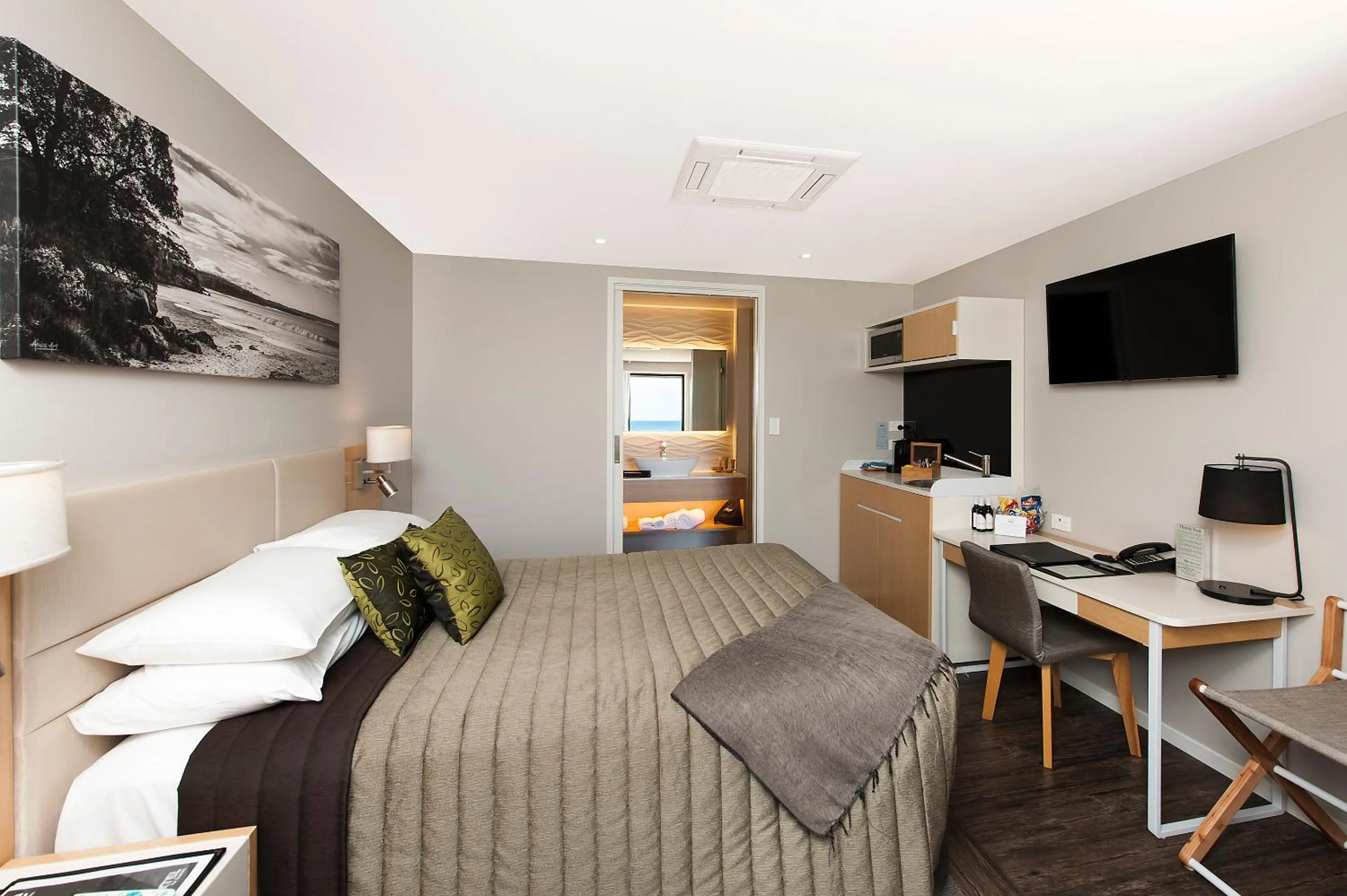 Photo of the whole room, Bed in Allure On Ocean Motel - Mollymook Beach
