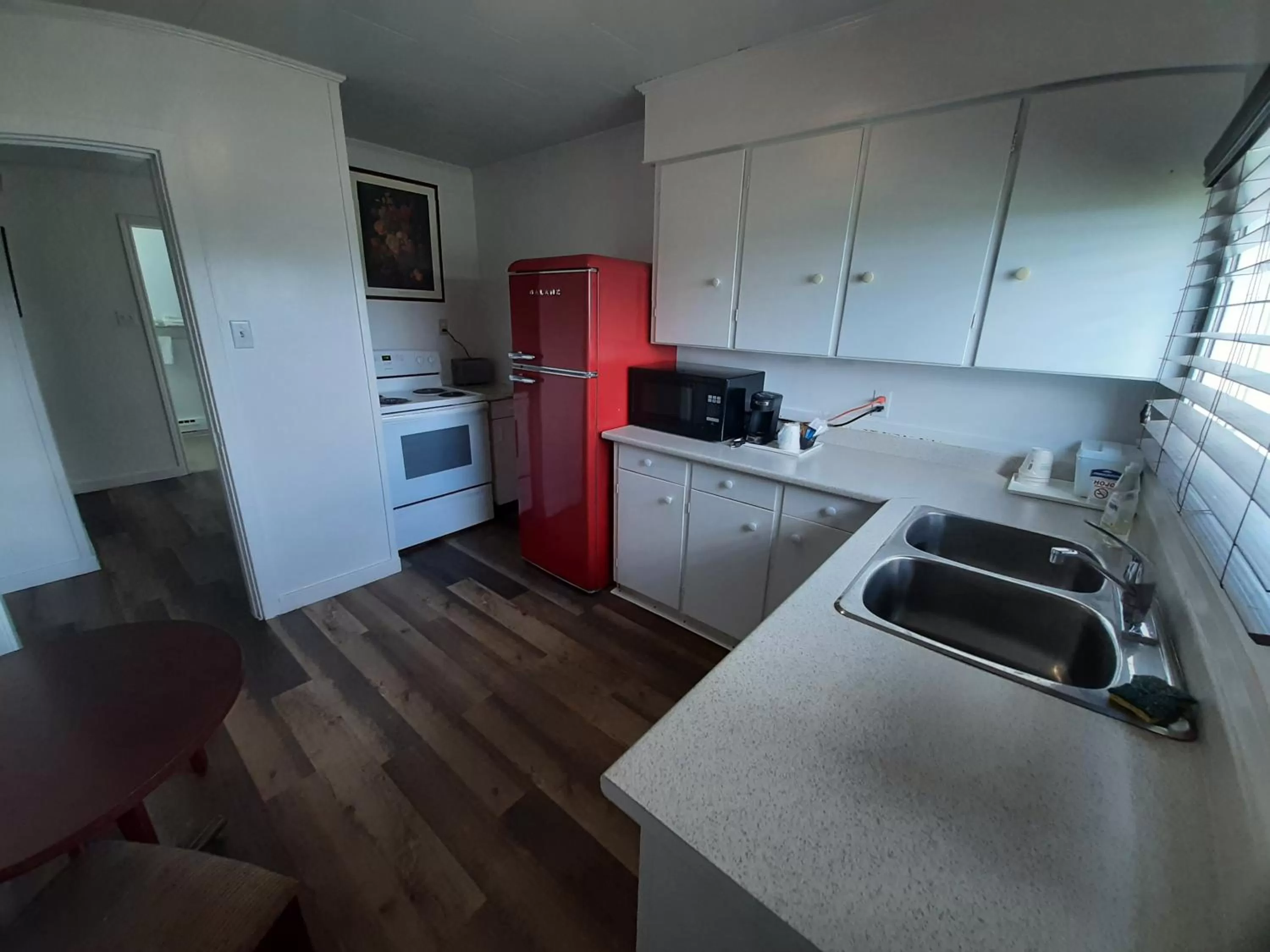 Communal kitchen in Howard Johnson by Wyndham Woodstock NB