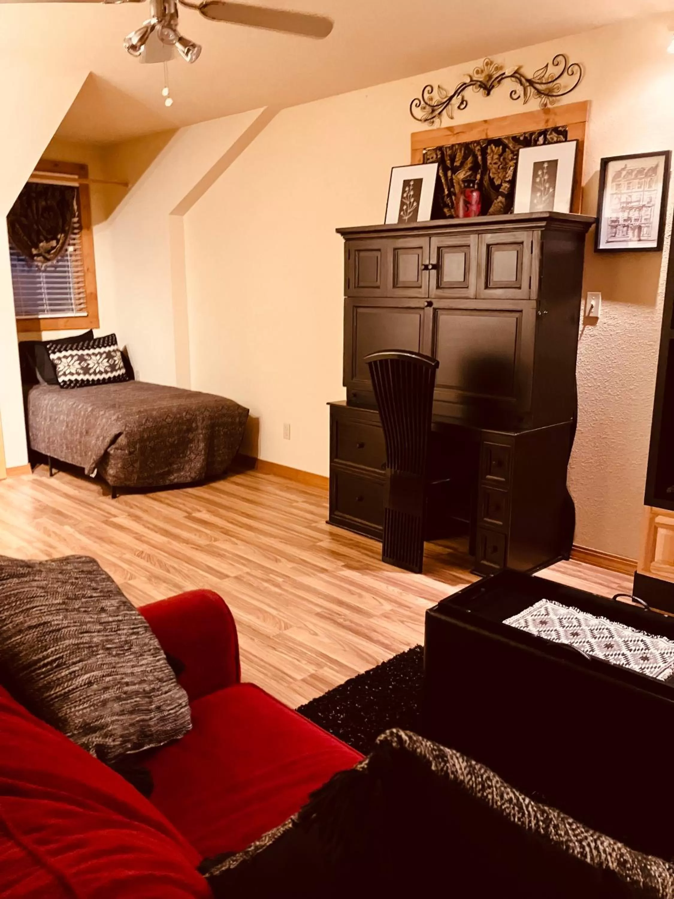 Communal lounge/ TV room in All Seasons Inn