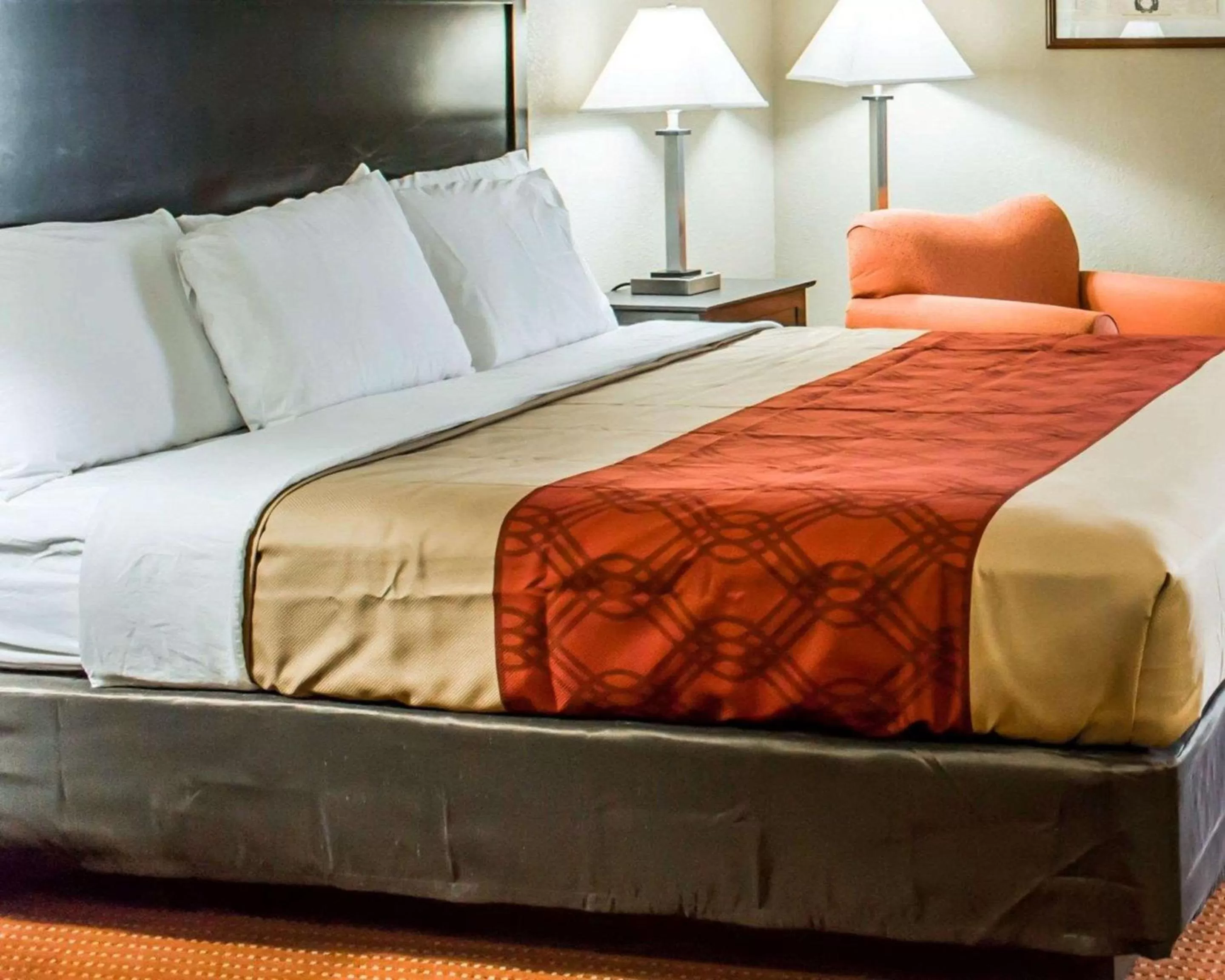 Photo of the whole room, Bed in Econo Lodge Burlington I-40