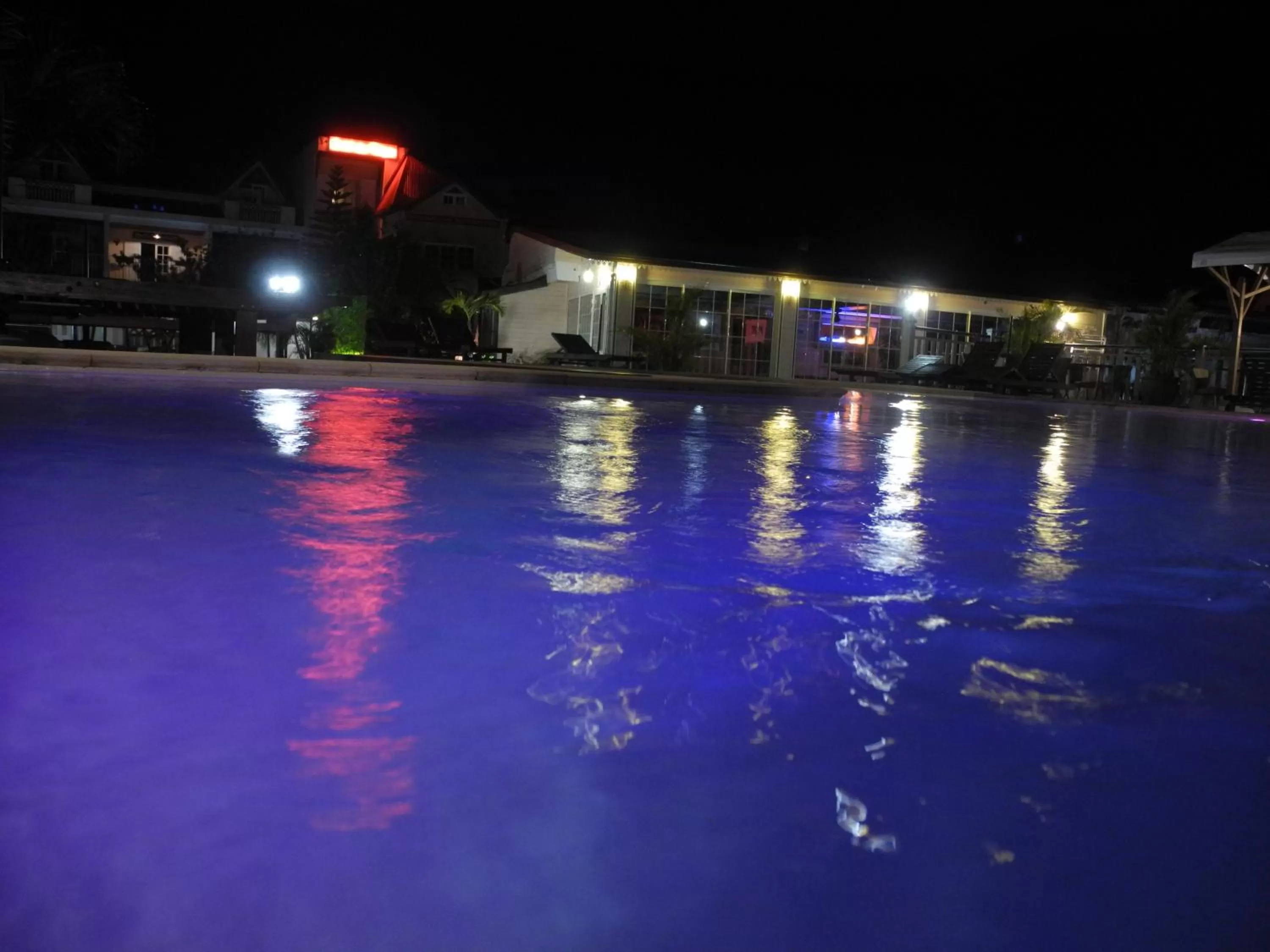 Facade/entrance, Swimming Pool in Hotel Des Neiges