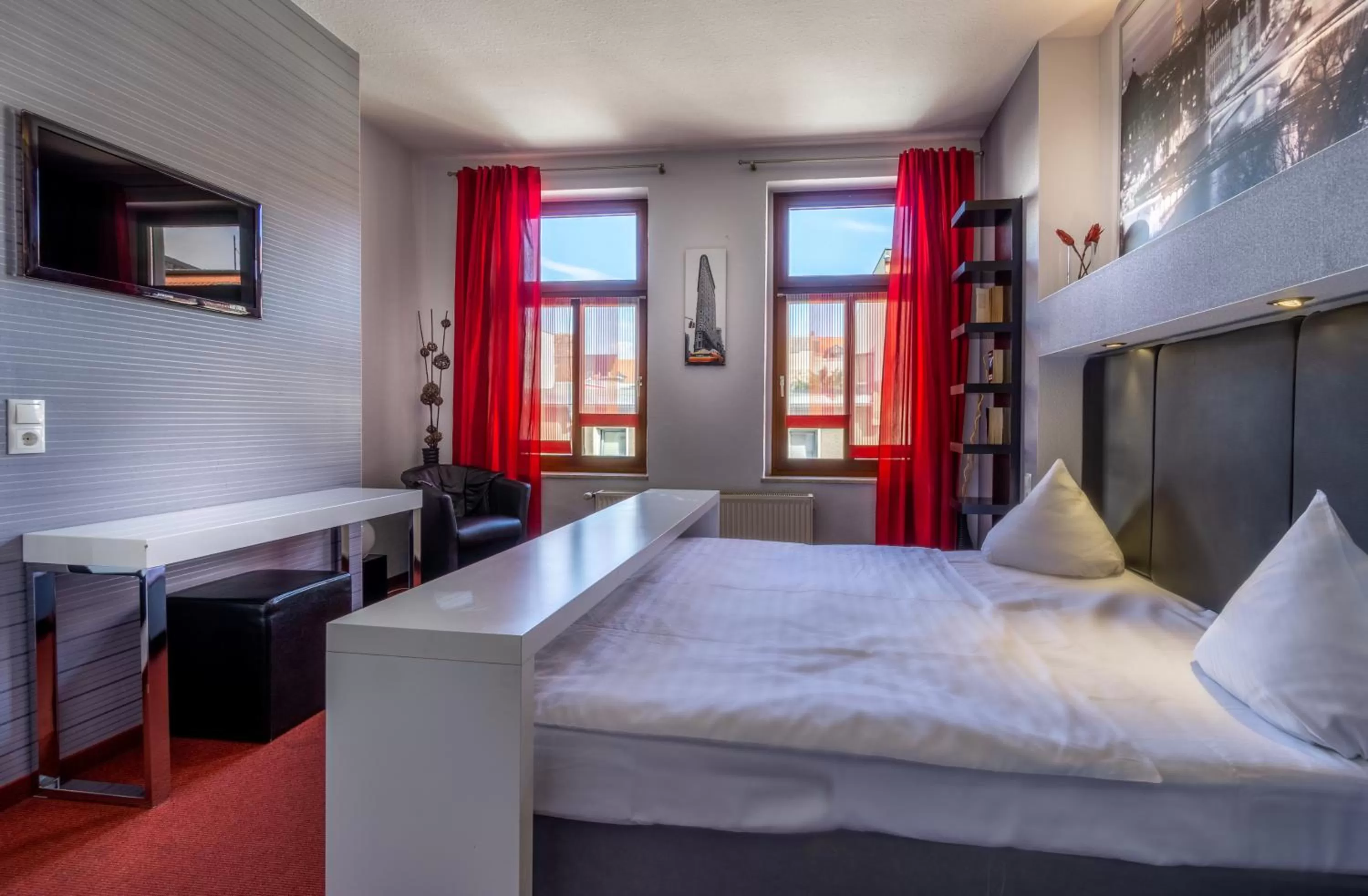 Photo of the whole room, Bed in SL'otel - Das StadtHotel - voll Klimatisiert