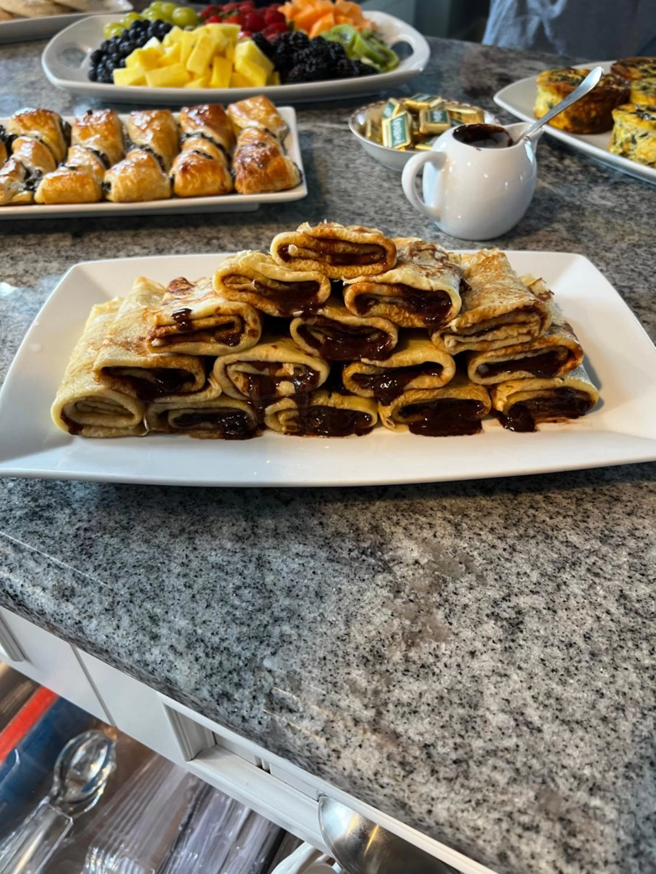 Breakfast in Almondy Inn Bed & Breakfast