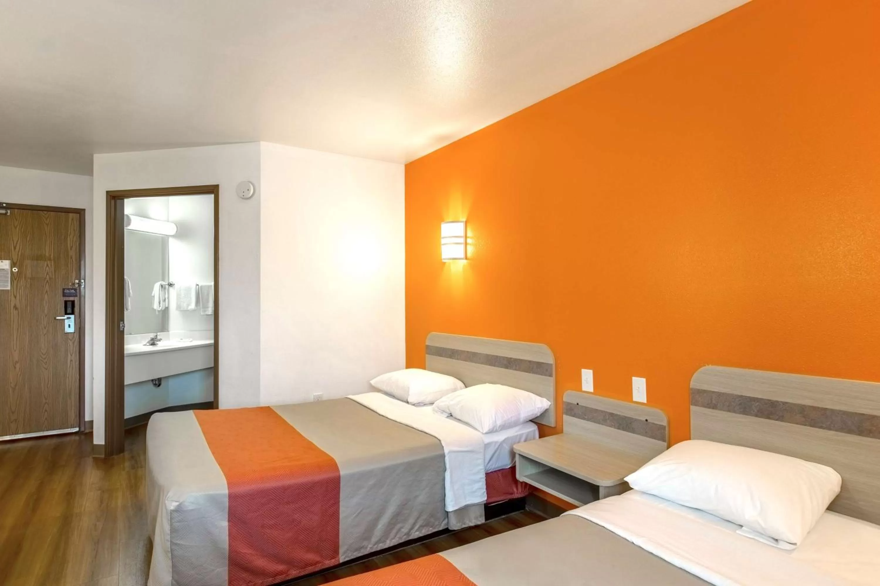 Bathroom, Bed in Motel 6-Baraboo, WI - Lake Delton-Wisconsin Dells
