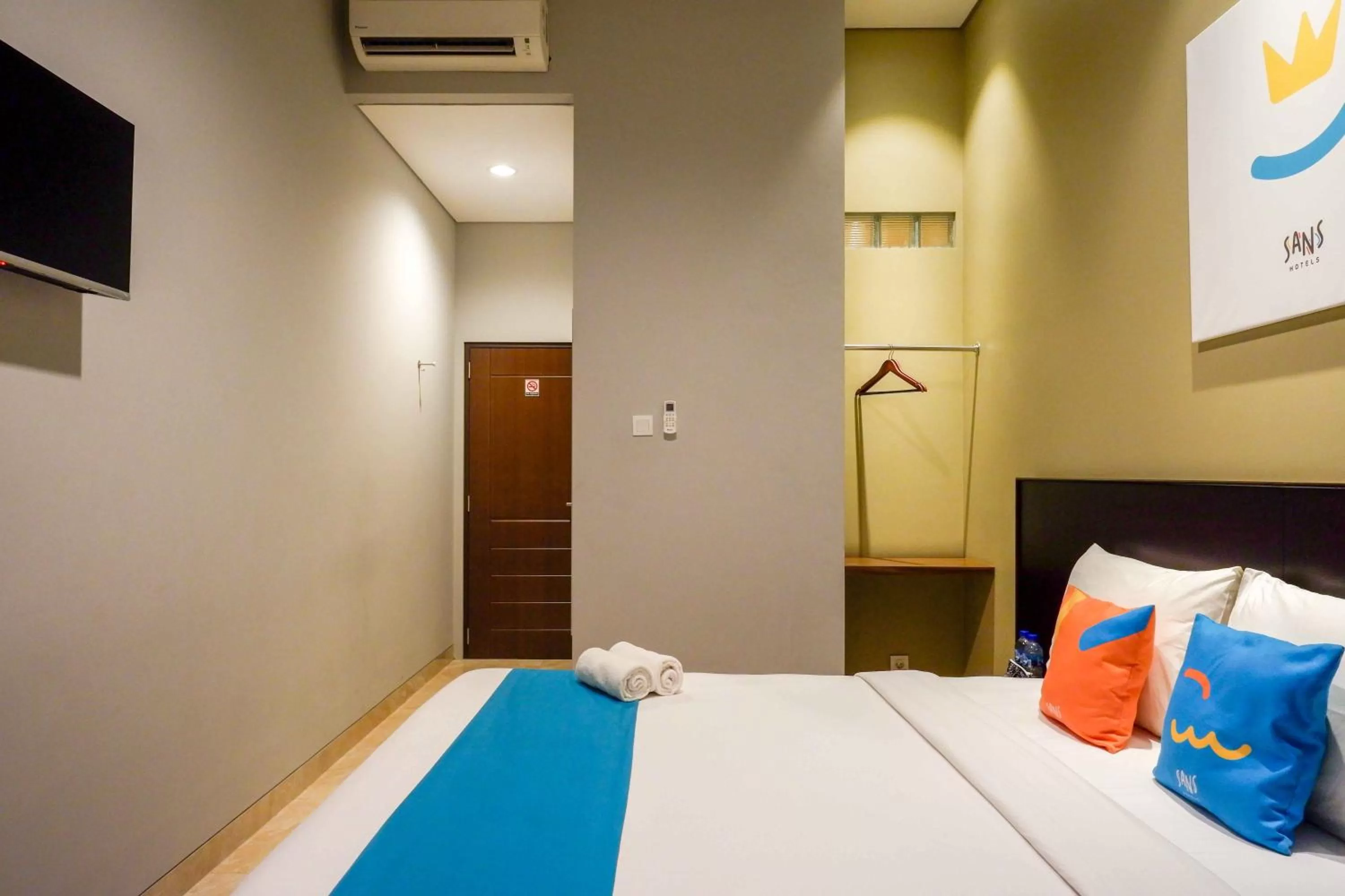 Bedroom, Bed in Sans Hotel Empress Simpang Lima
